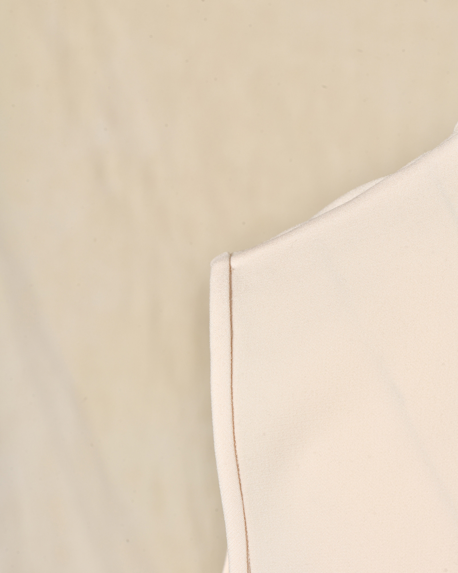 Top beige sans manches à boutons décoratifs Edward Achour