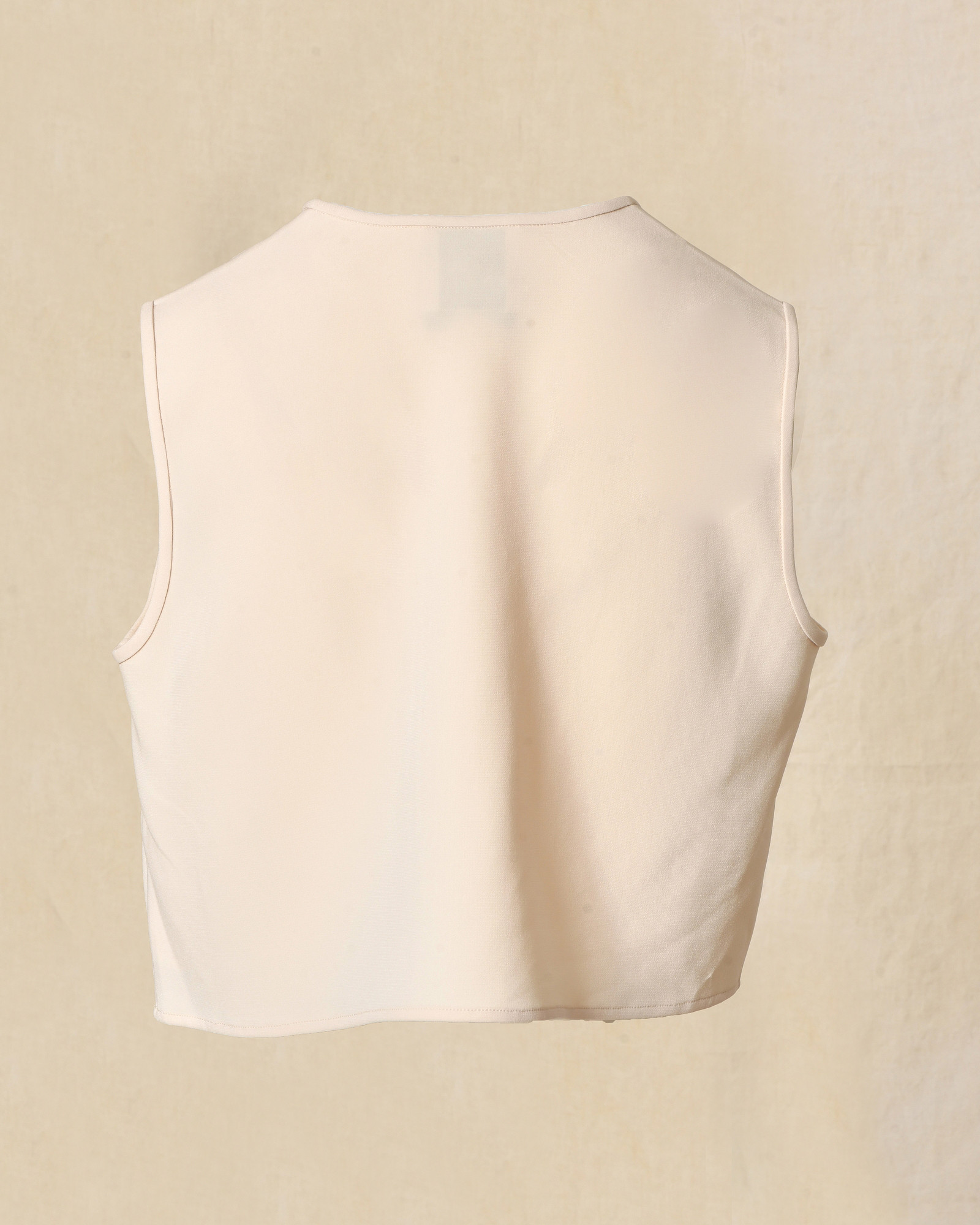 Top beige sans manches à boutons décoratifs Edward Achour
