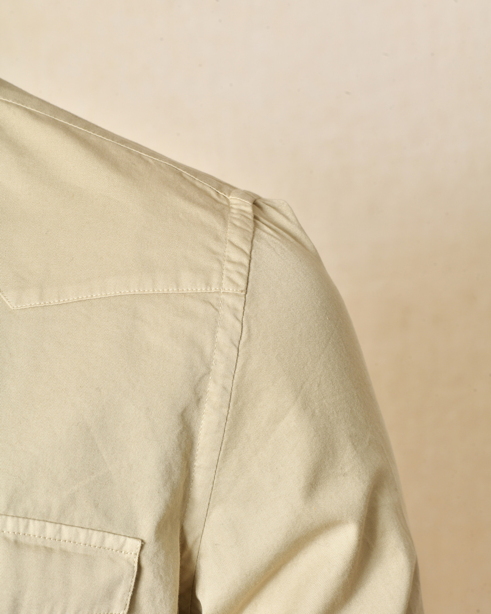 Chemise à bords frangés beige Outift