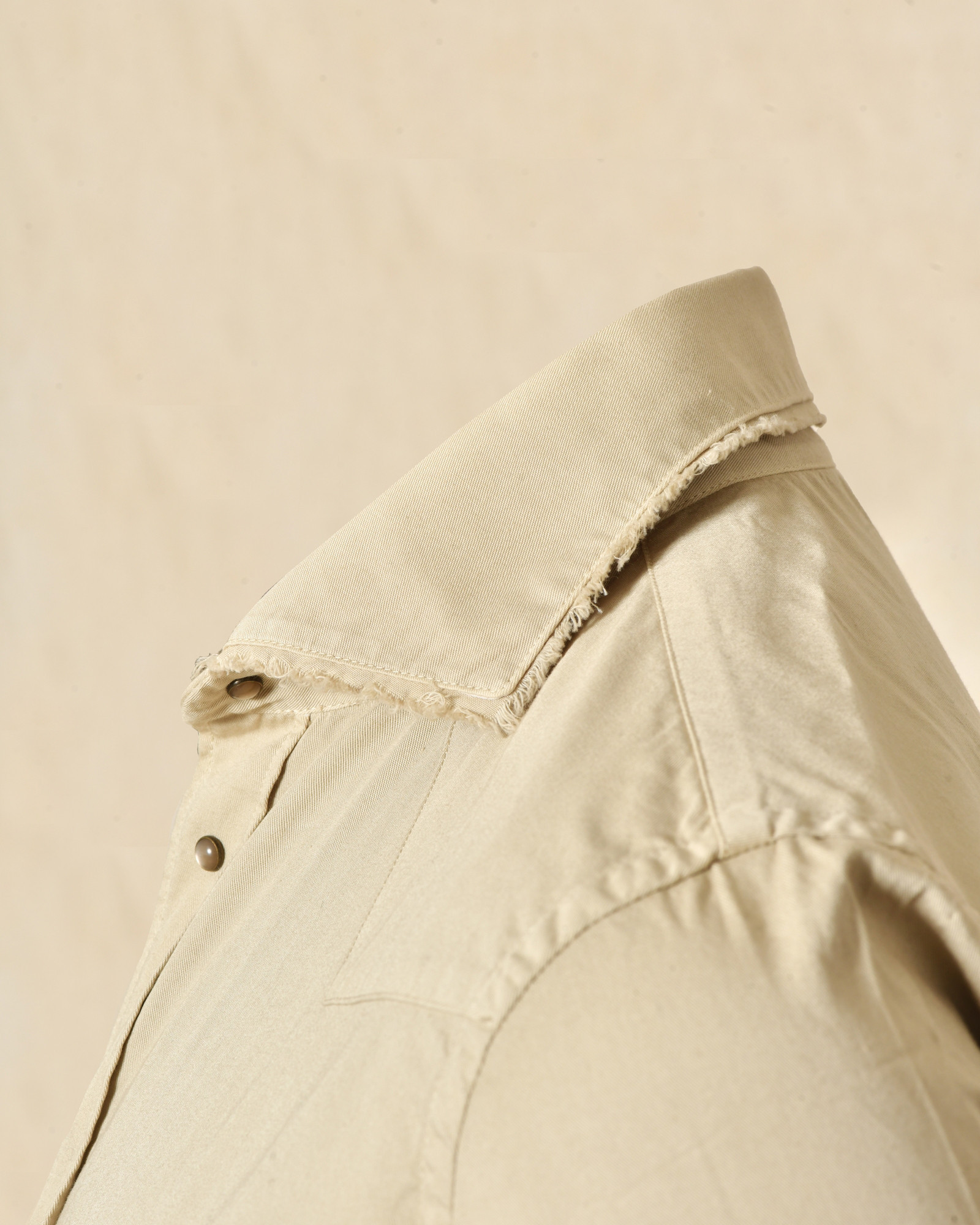 Chemise à bords frangés beige Outift