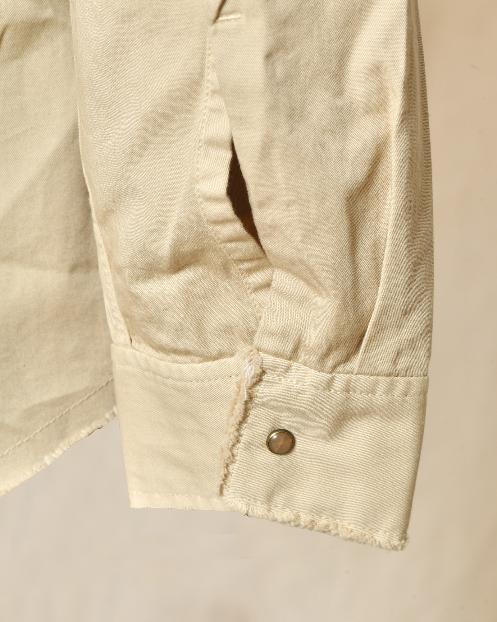 Chemise à bords frangés beige Outift