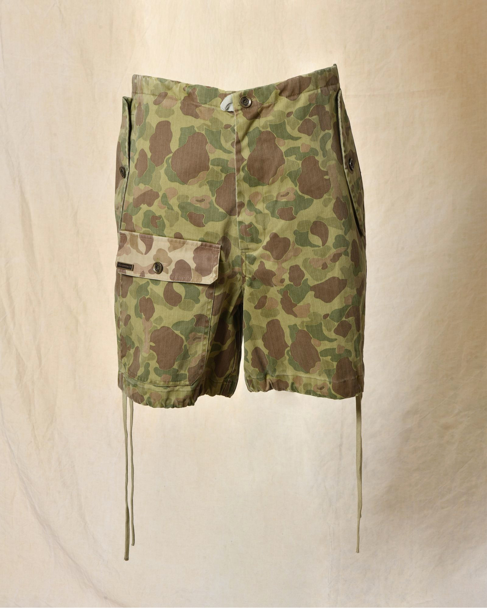 Short parachute à imprimé camouflage Front Street