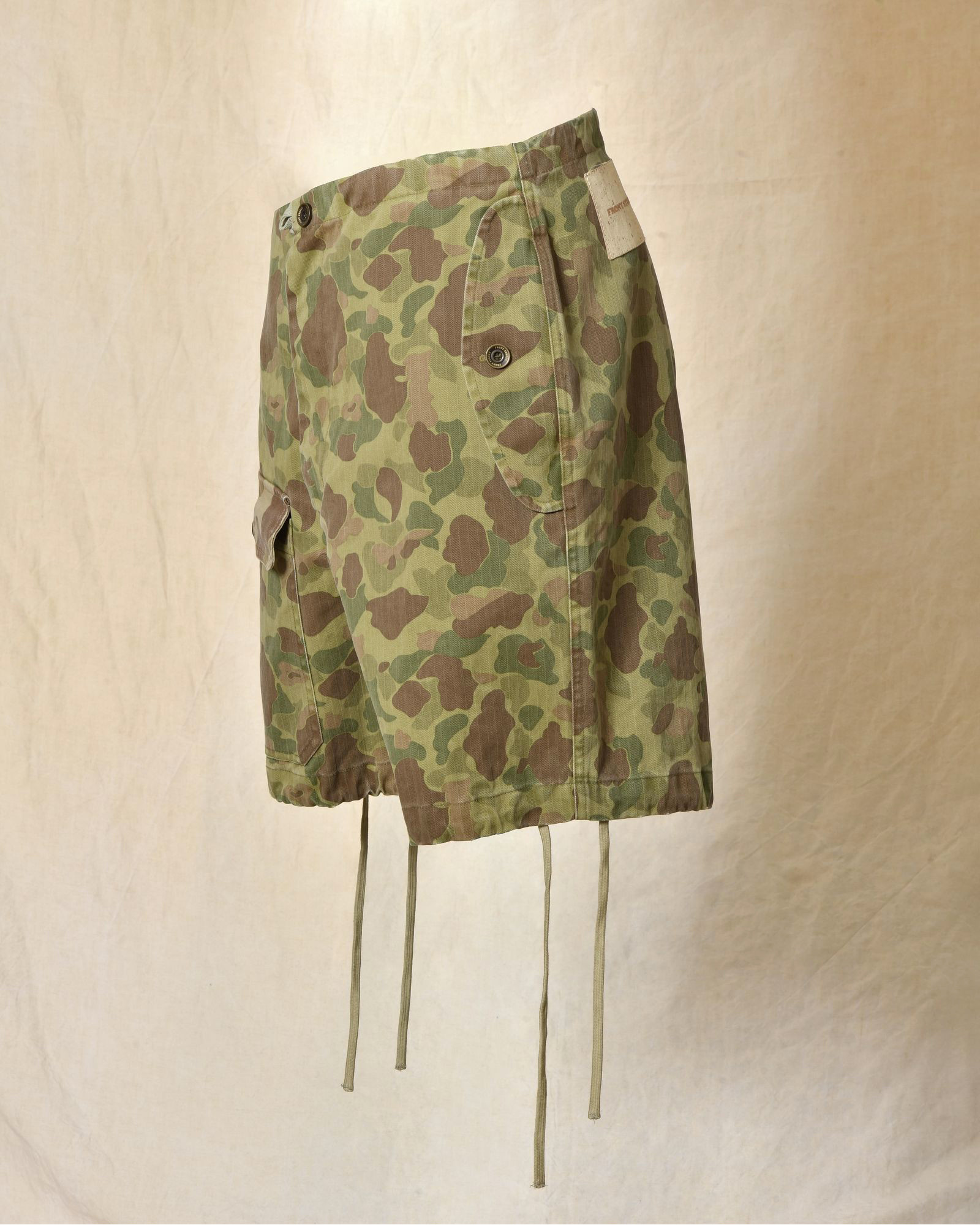 Short parachute à imprimé camouflage Front Street