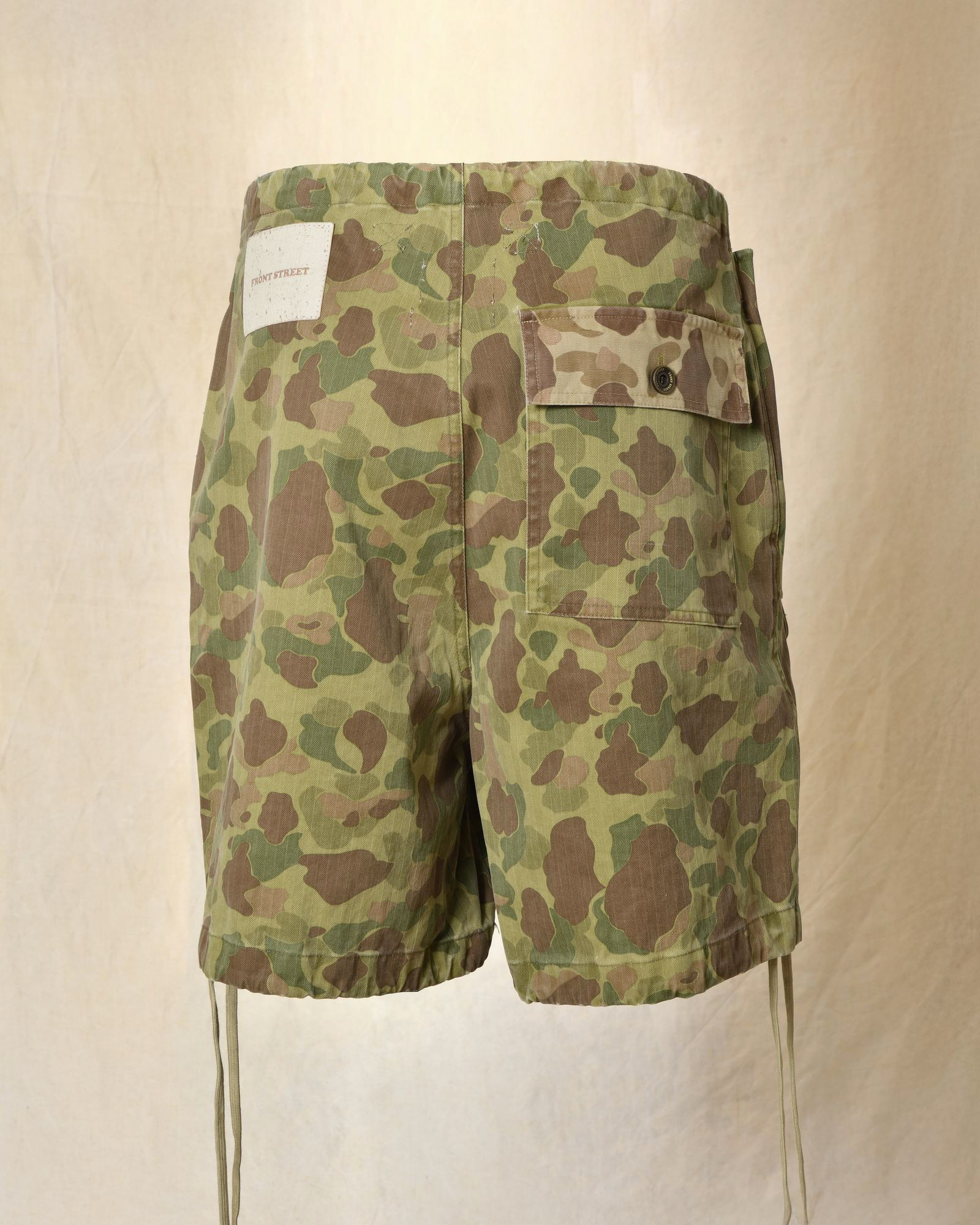 Short parachute à imprimé camouflage Front Street