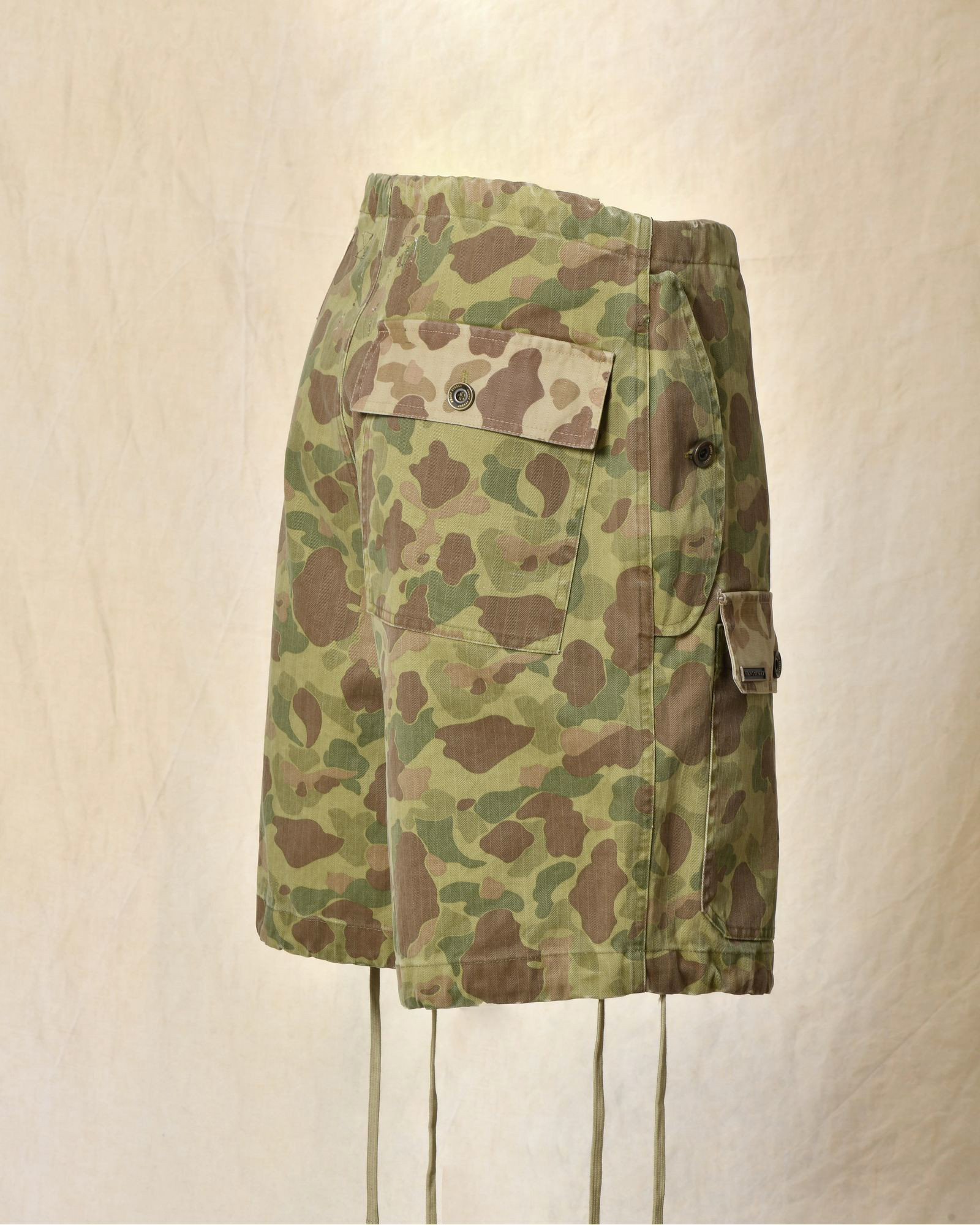 Short parachute à imprimé camouflage Front Street