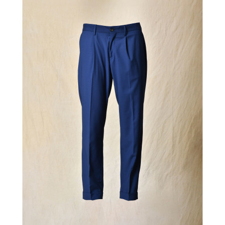 Pantalon à pinces bleu foncé Outfit