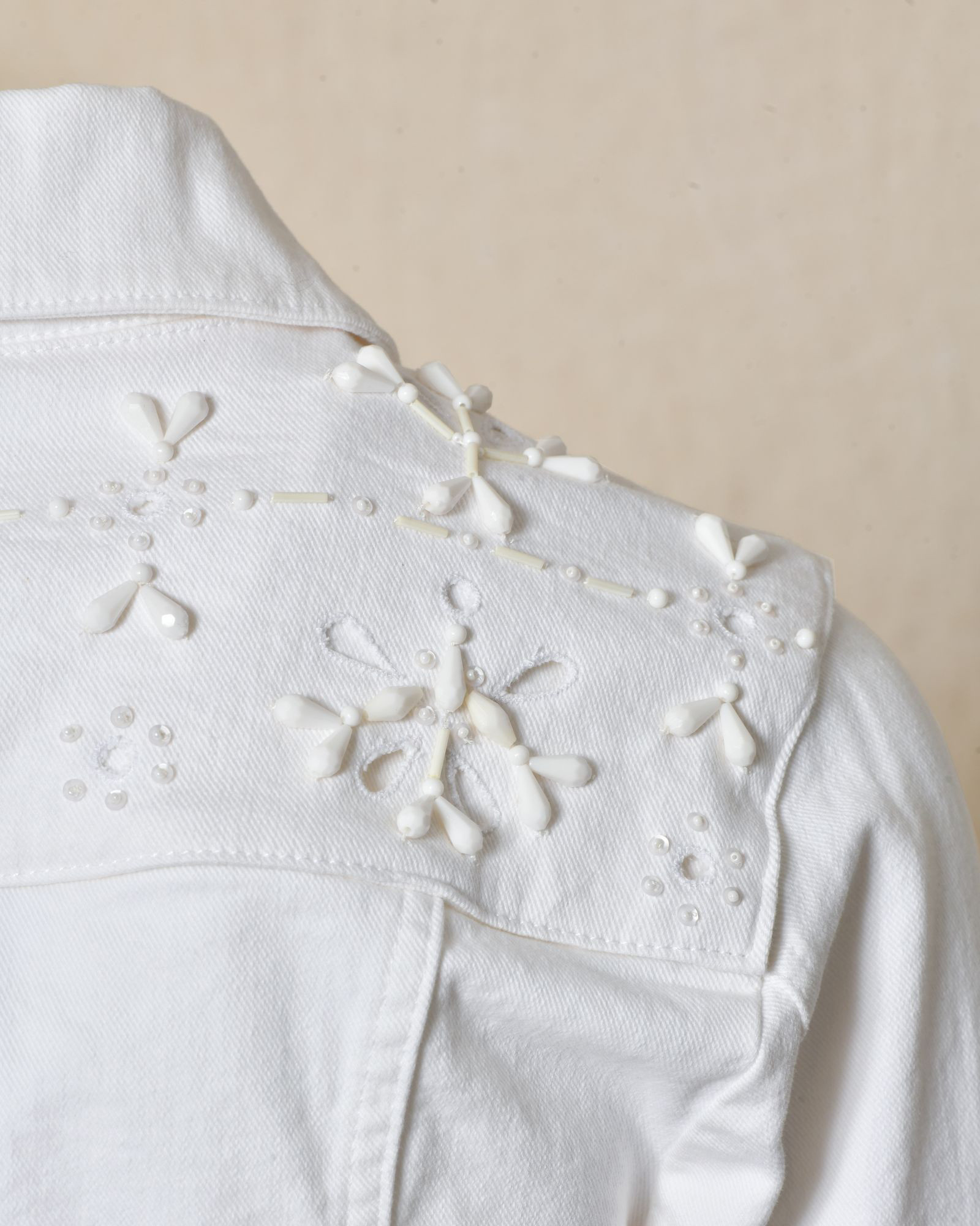 Veste en jean blanche à broderies Lorena Antoniazzi