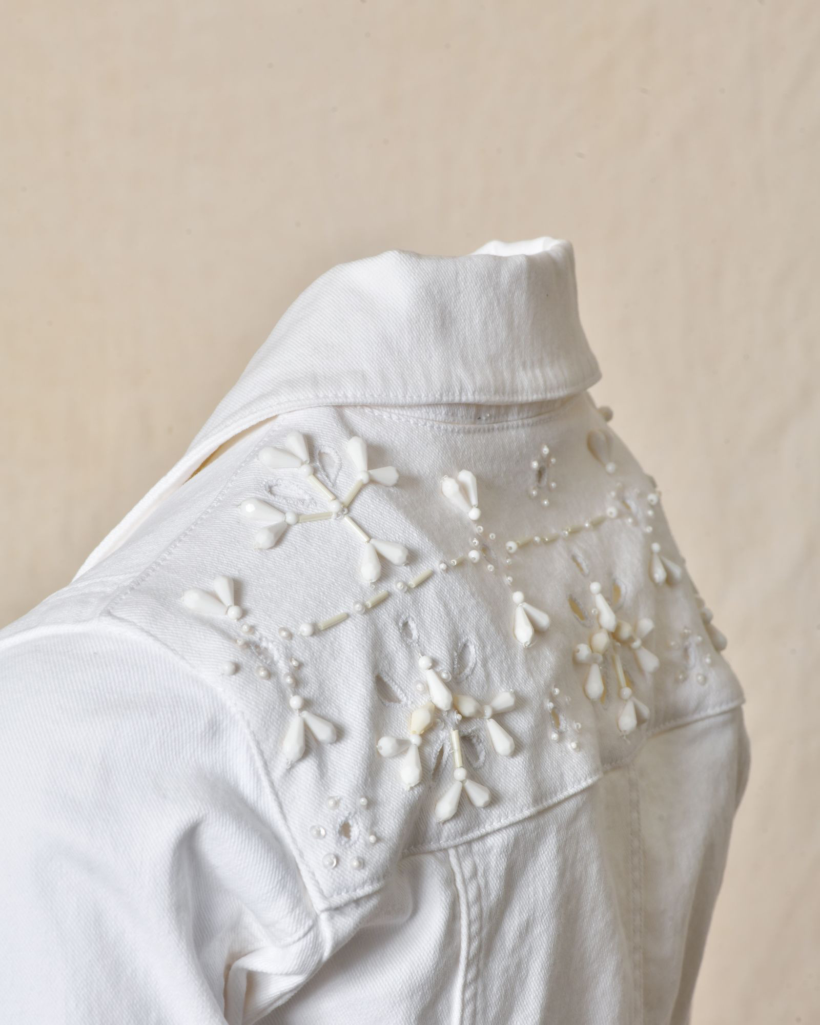 Veste en jean blanche à broderies Lorena Antoniazzi