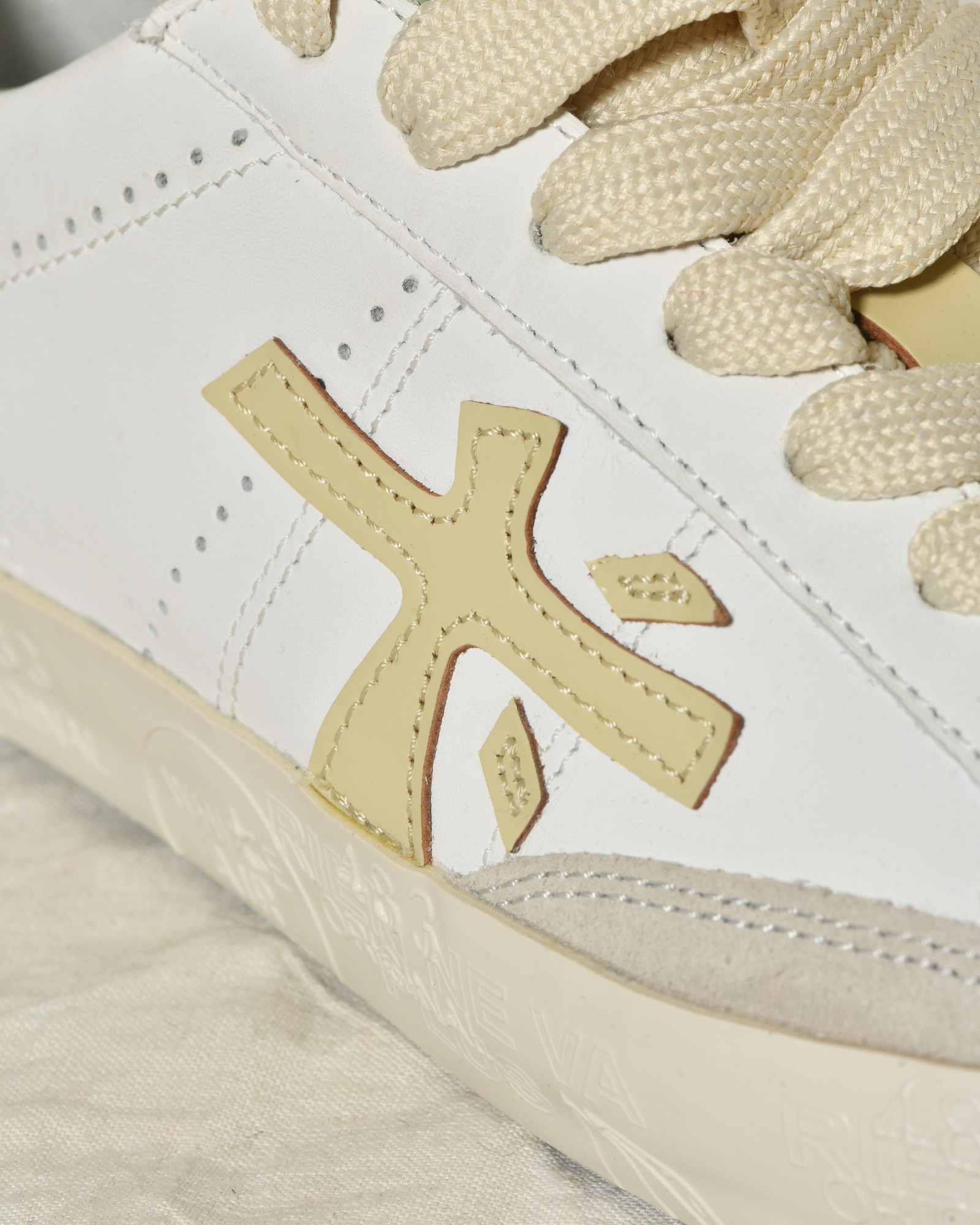 Baskets blanches en cuir à talon vert texturé Premiata