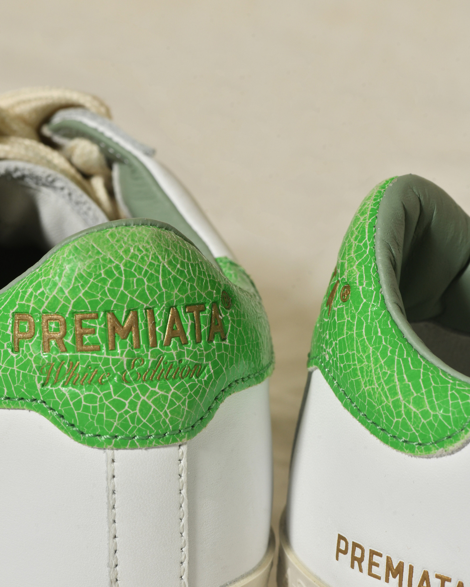 Baskets blanches en cuir à talon vert texturé Premiata