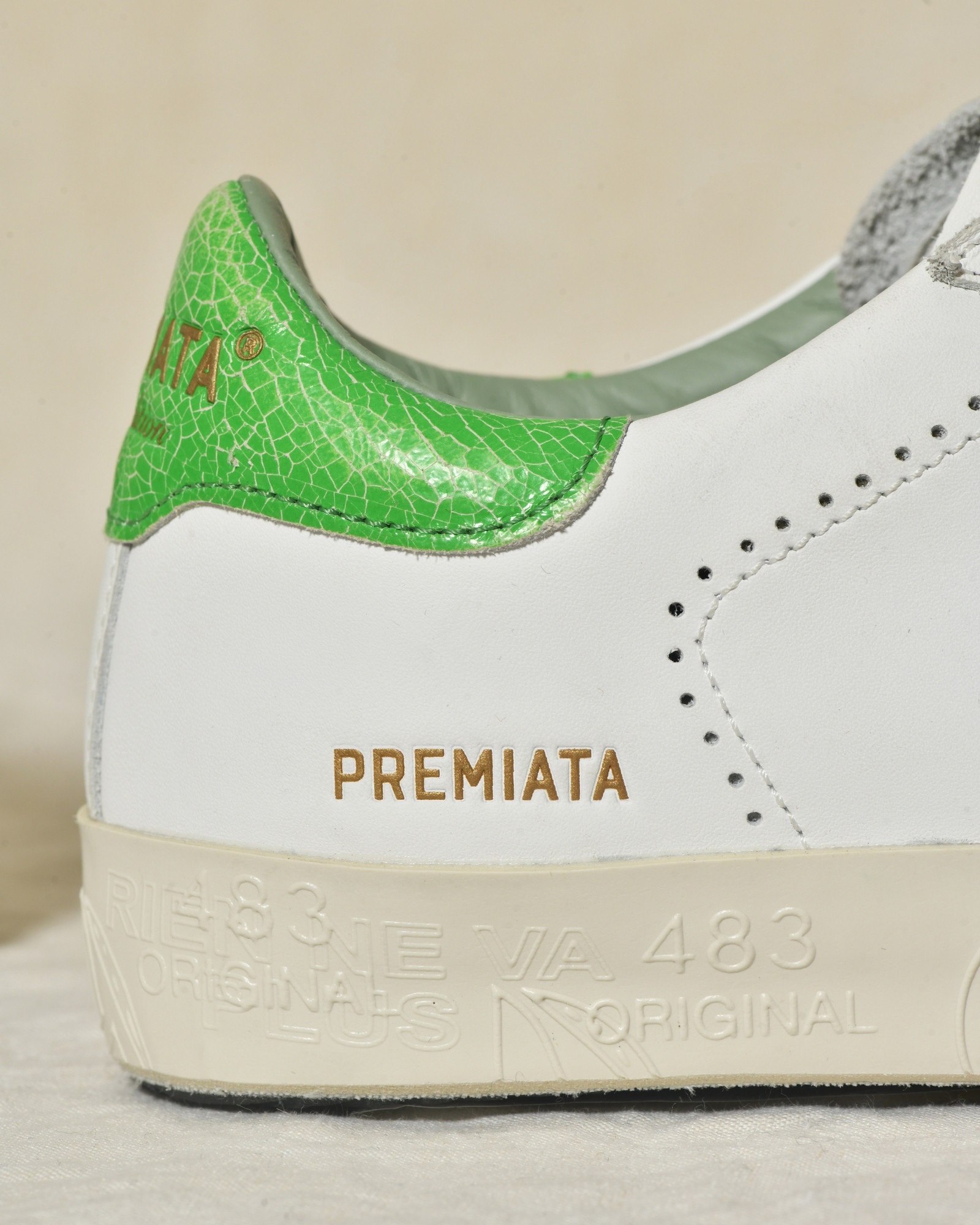 Baskets blanches en cuir à talon vert texturé Premiata