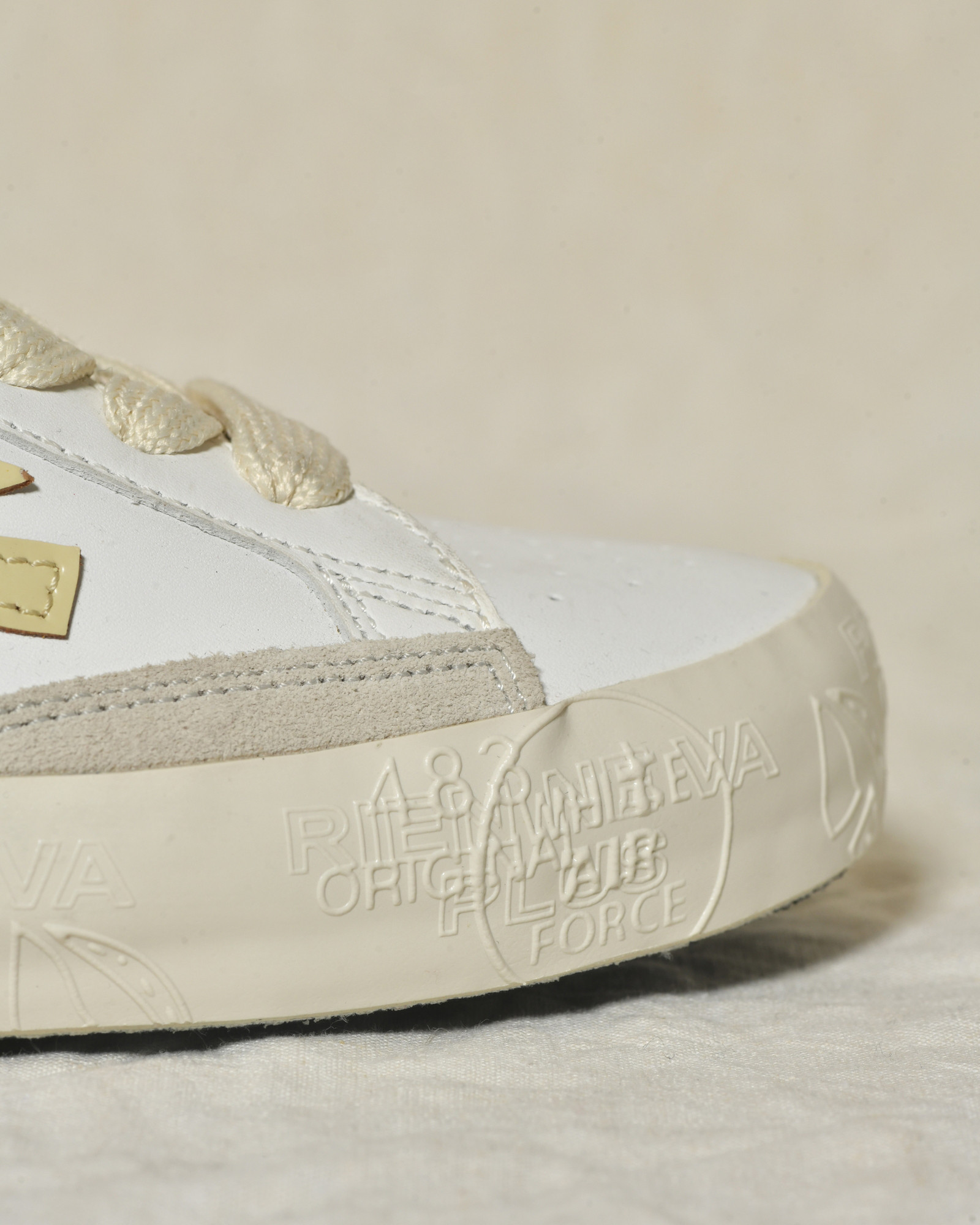 Baskets blanches en cuir à talon vert texturé Premiata