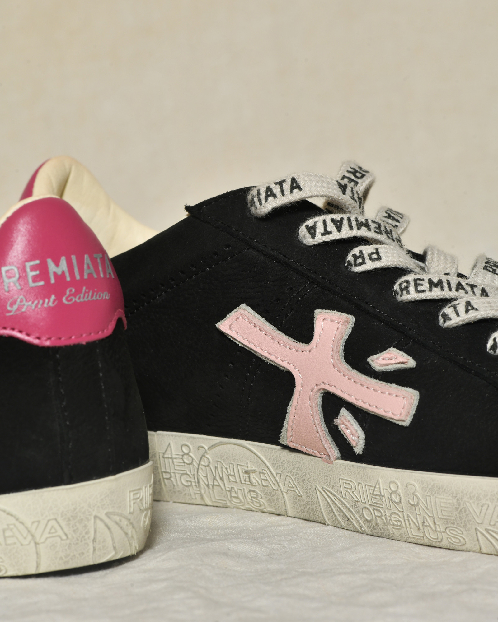 Baskets noires en cuir à talon fuchsia Premiata