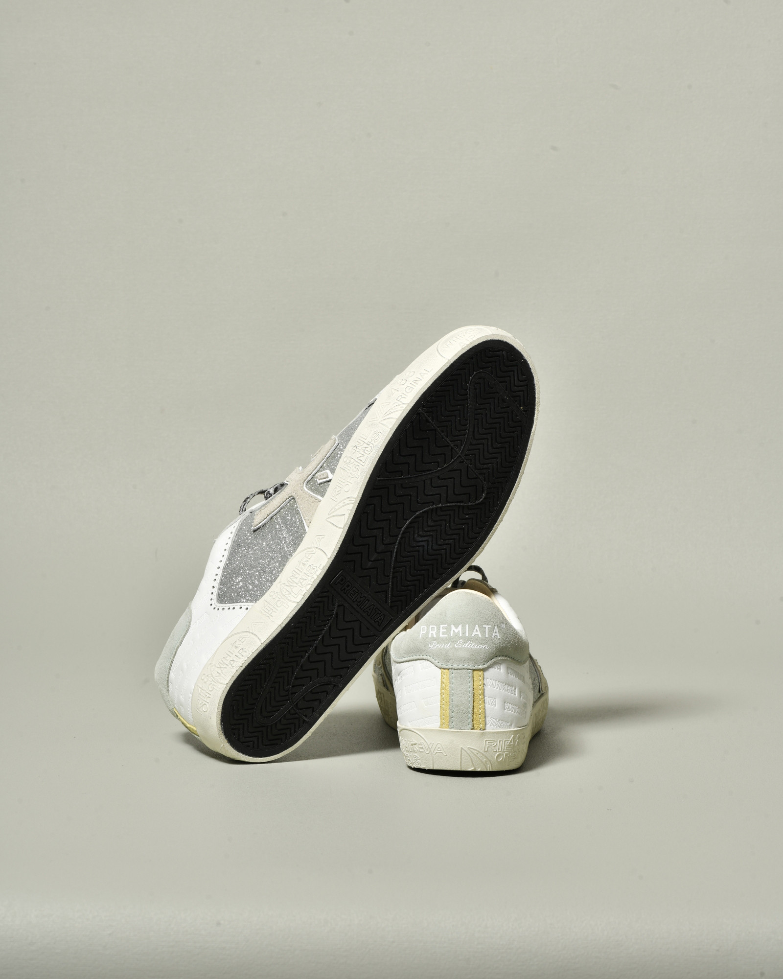 Baskets en cuir blanc et empiècements pailletés argentés Premiata