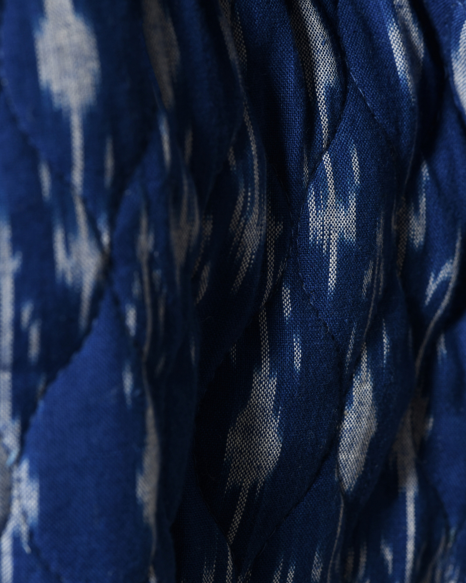 Veste sans manches matelassée bleue à motifs ikat V.de.Vinster