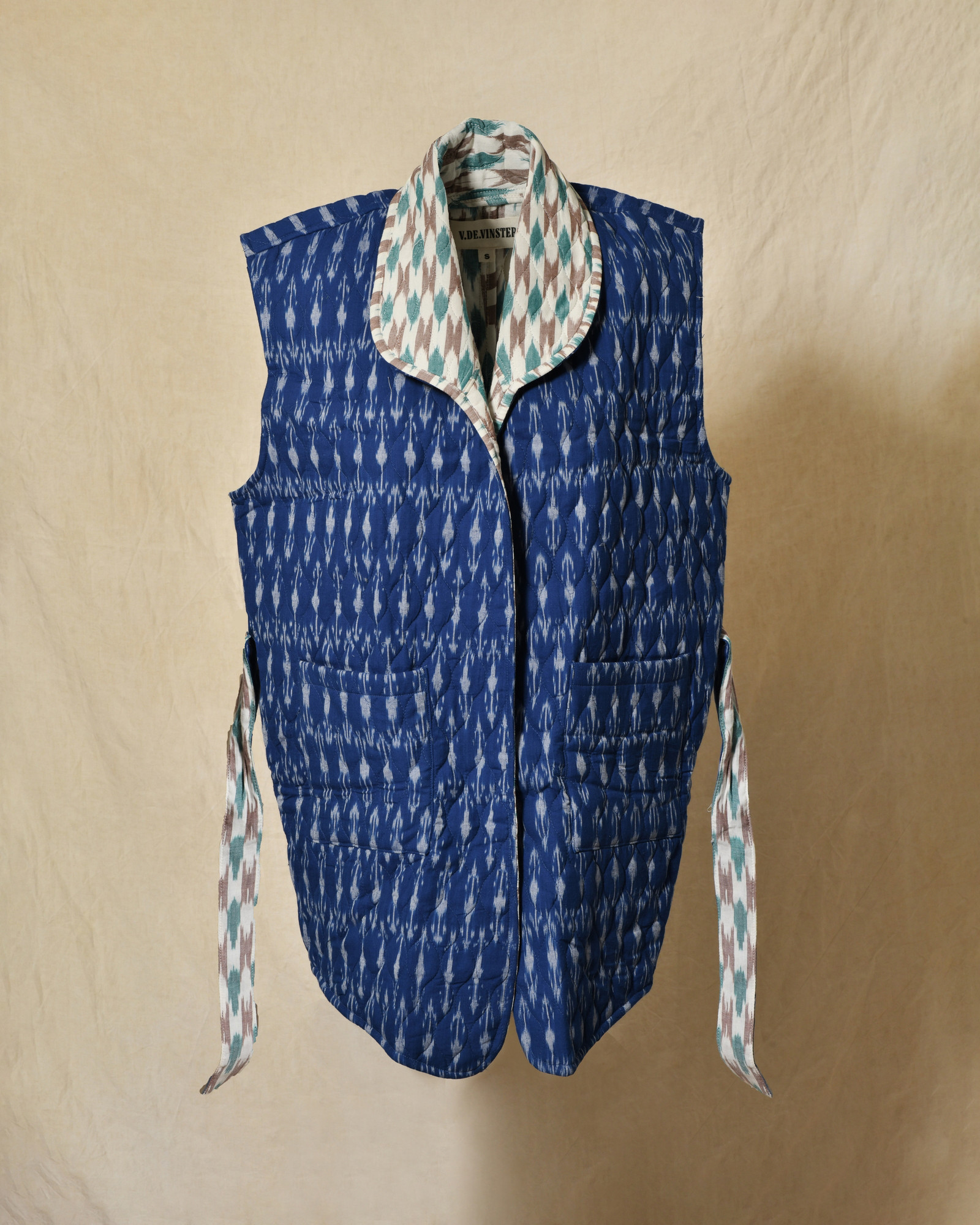 Veste sans manches matelassée bleue à motifs ikat V.de.Vinster