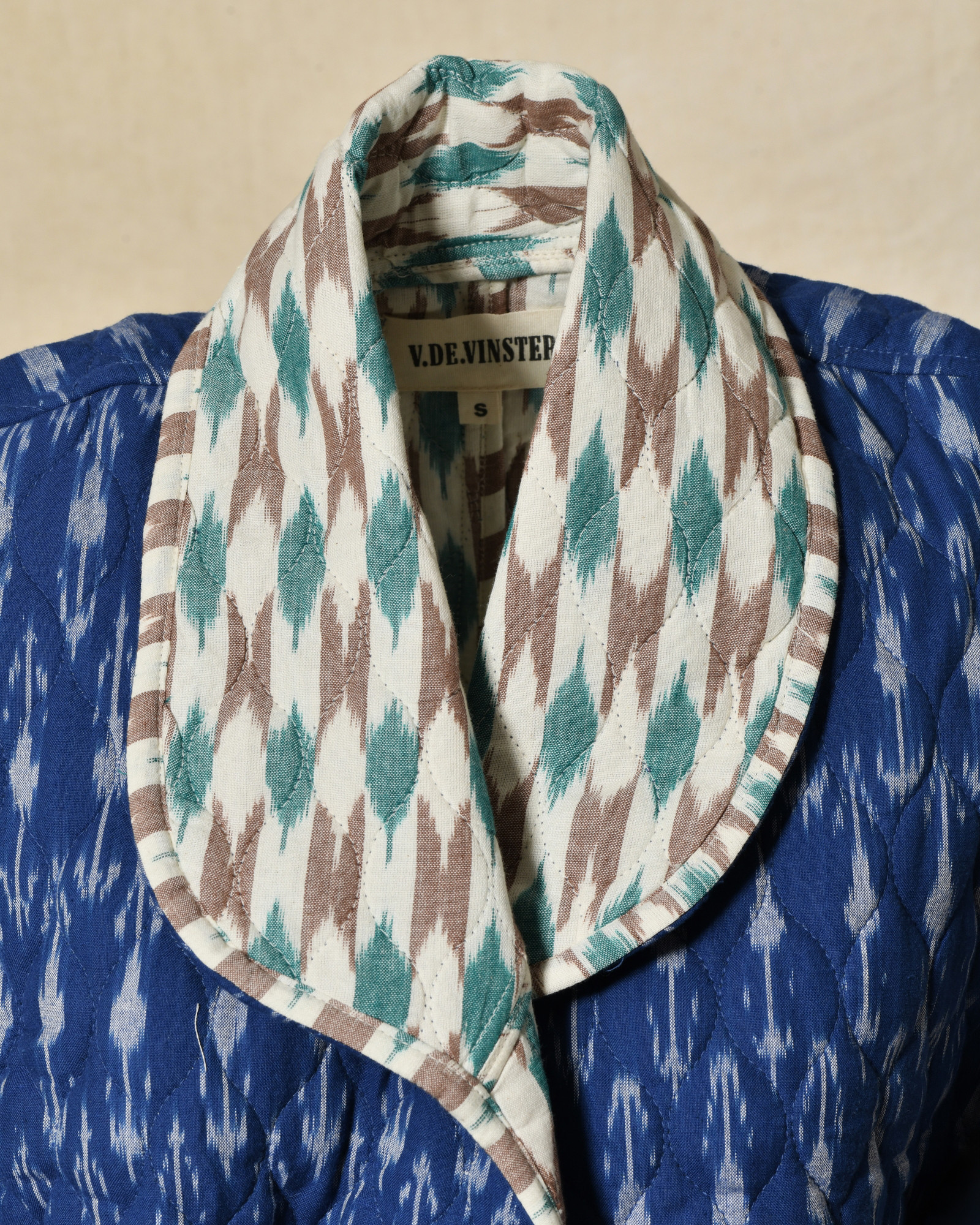 Veste sans manches matelassée bleue à motifs ikat V.de.Vinster