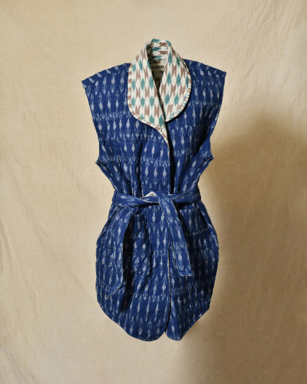 Veste sans manches matelassée bleue à motifs ikat V.de.Vinster