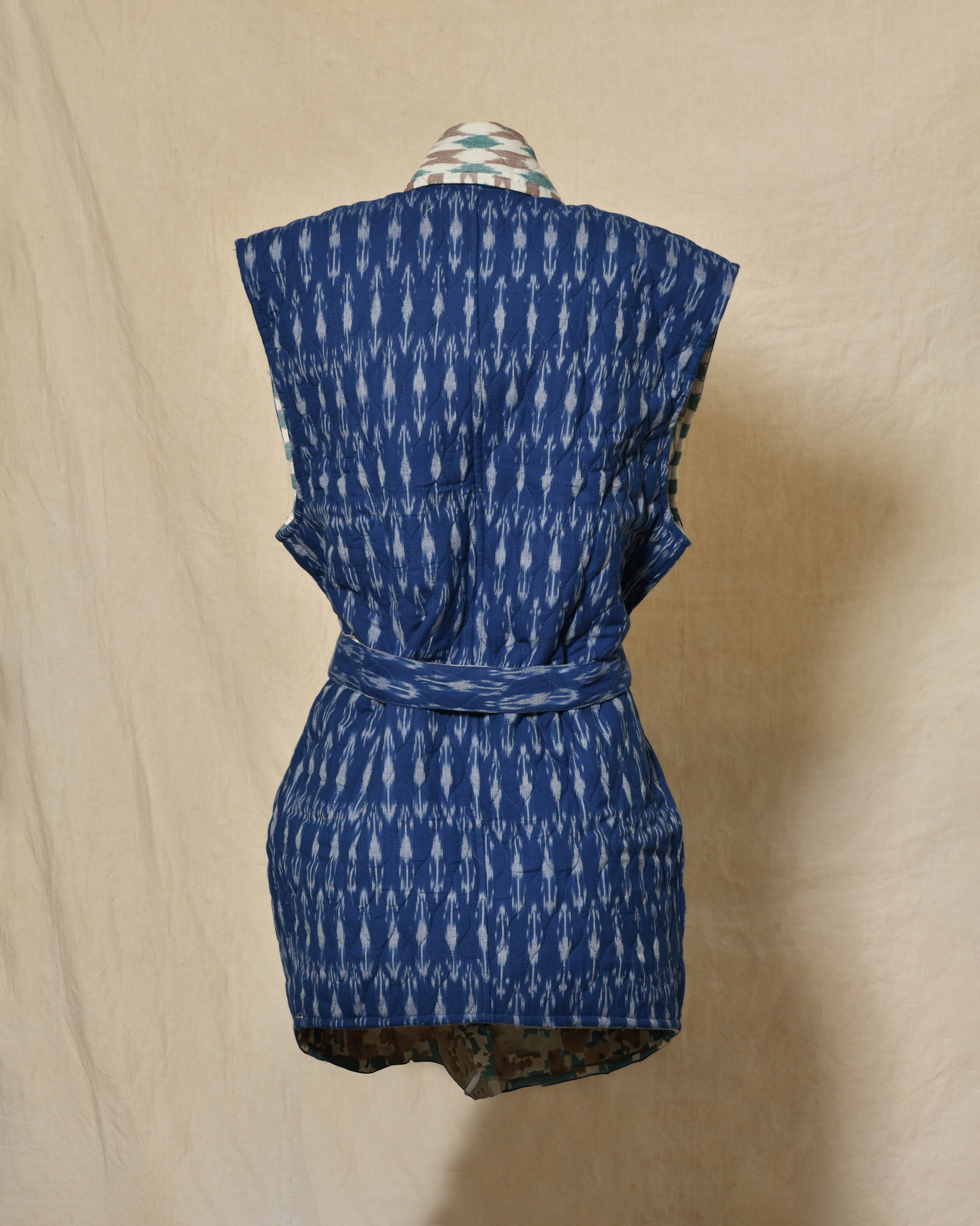 Veste sans manches matelassée bleue à motifs ikat V.de.Vinster