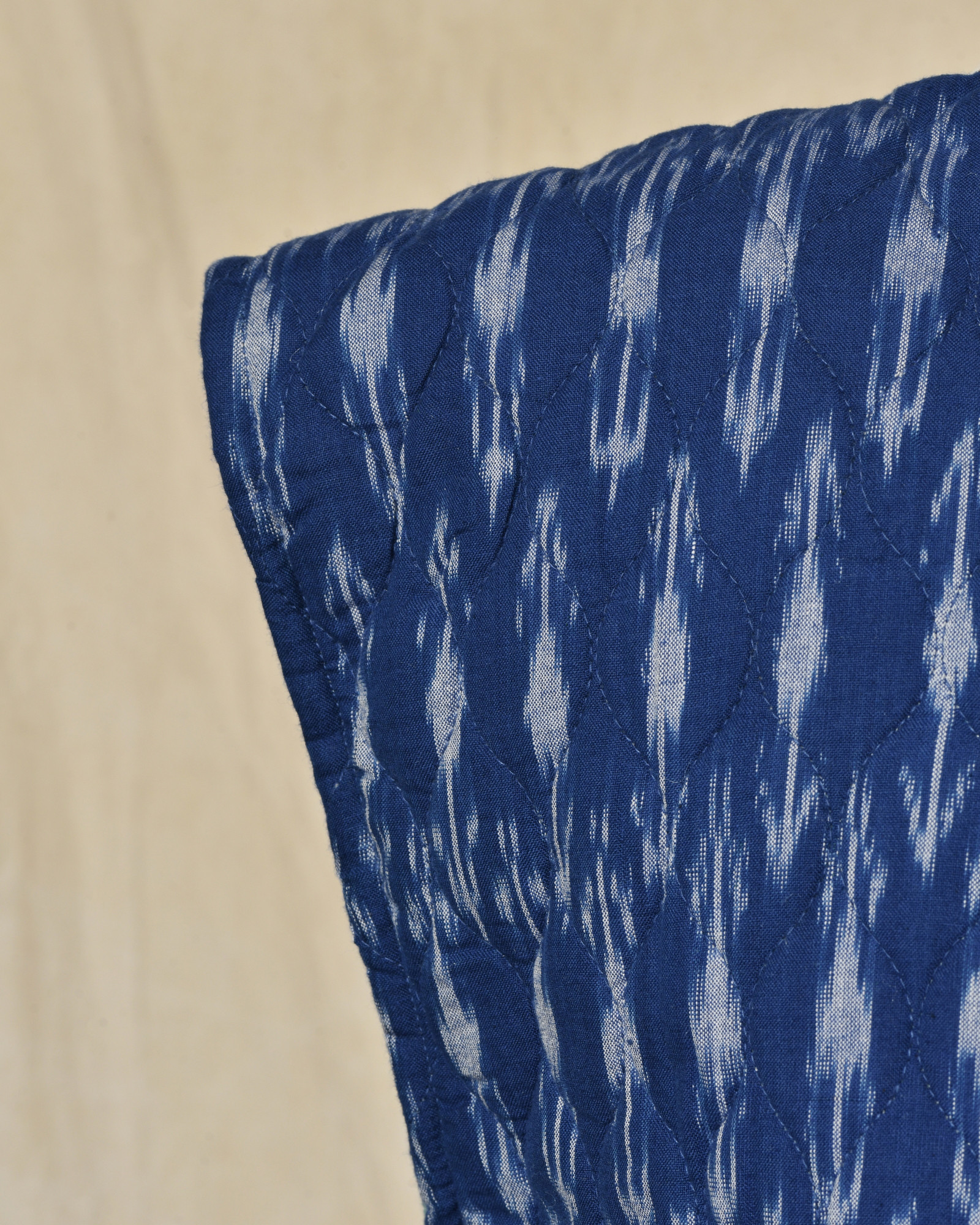 Veste sans manches matelassée bleue à motifs ikat V.de.Vinster