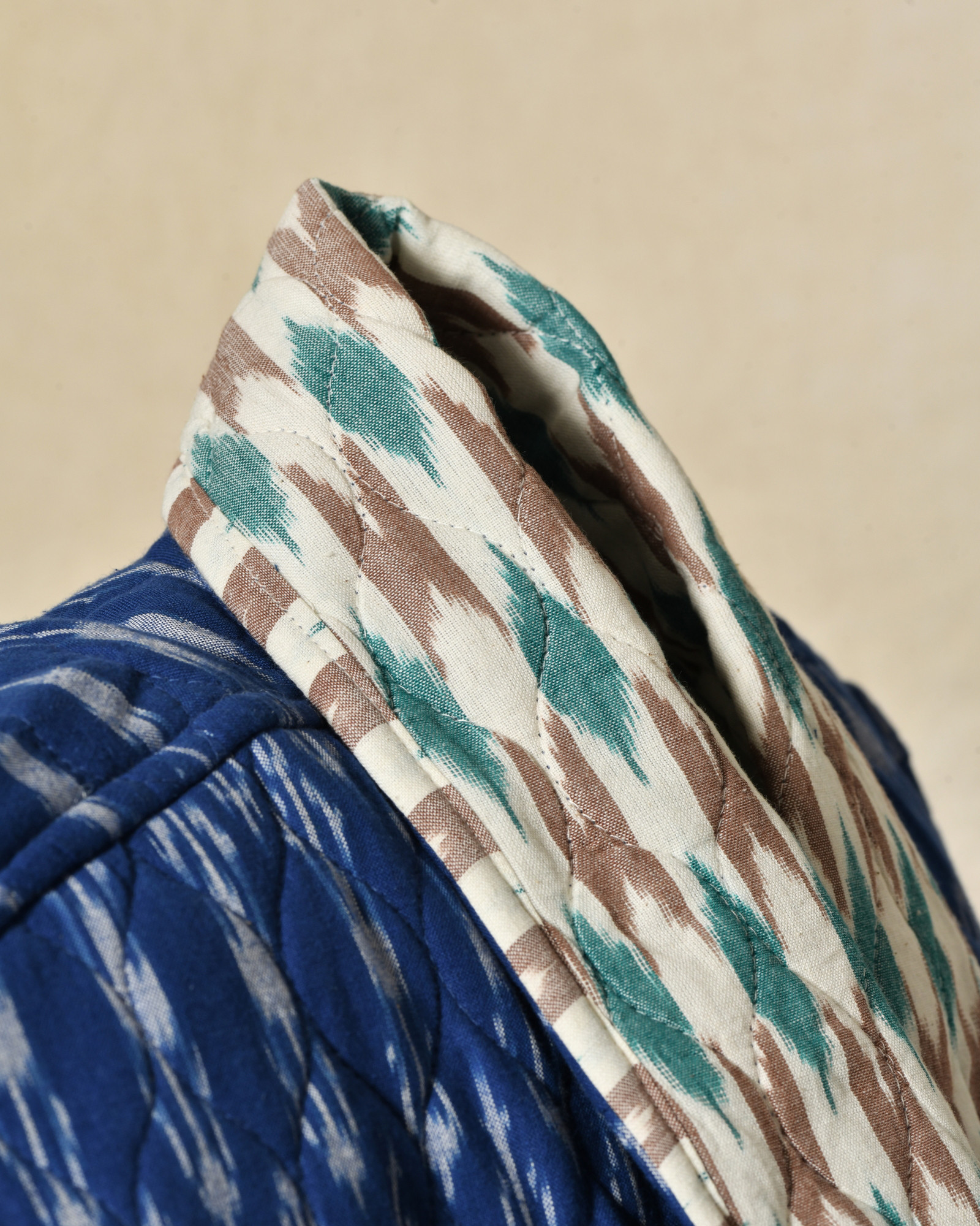 Veste sans manches matelassée bleue à motifs ikat V.de.Vinster