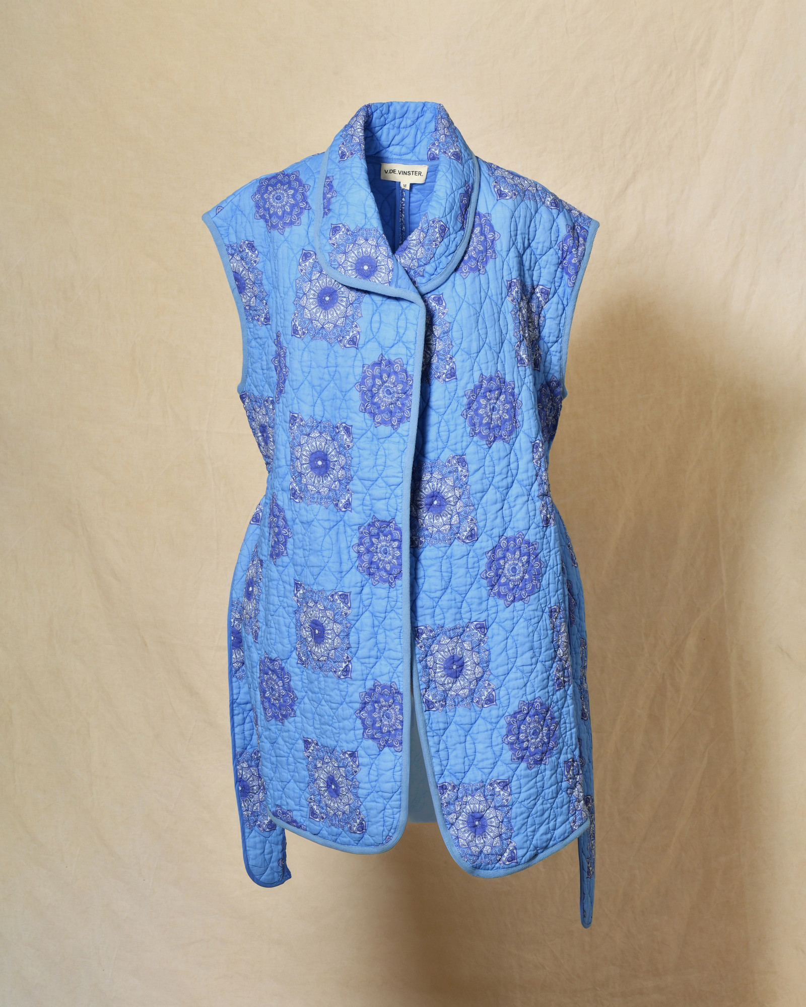Veste sans manches matelassée bleue à motifs floral V.de.Vinster