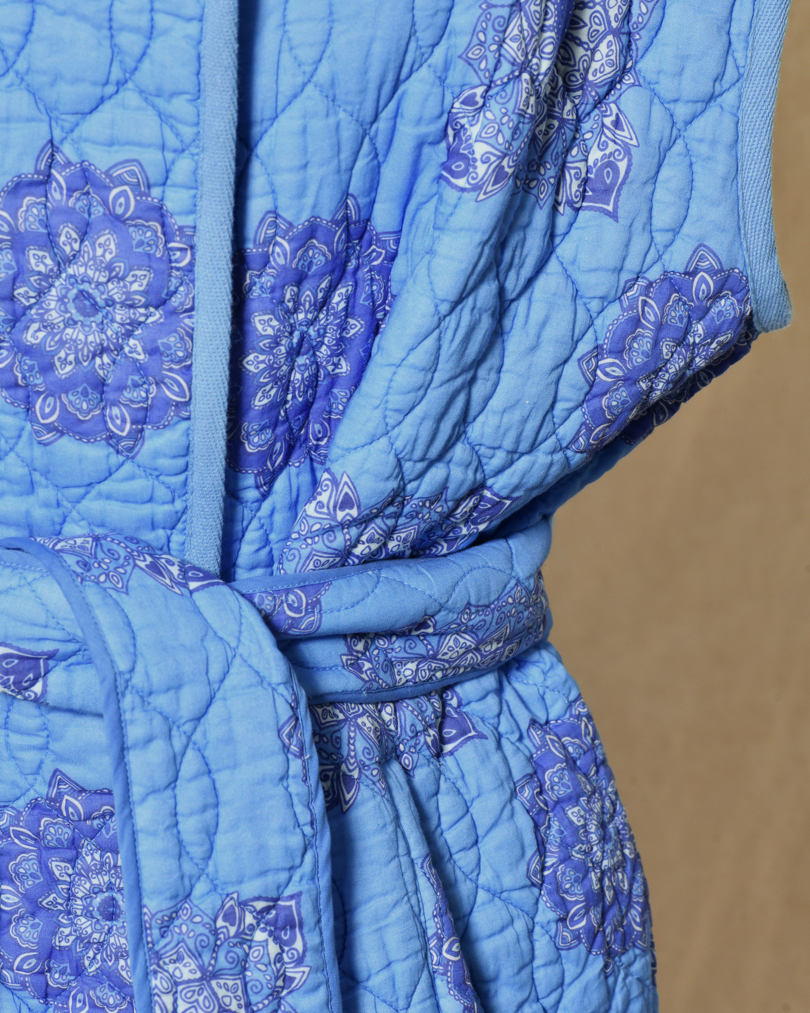 Veste sans manches matelassée bleue à motifs floral V.de.Vinster