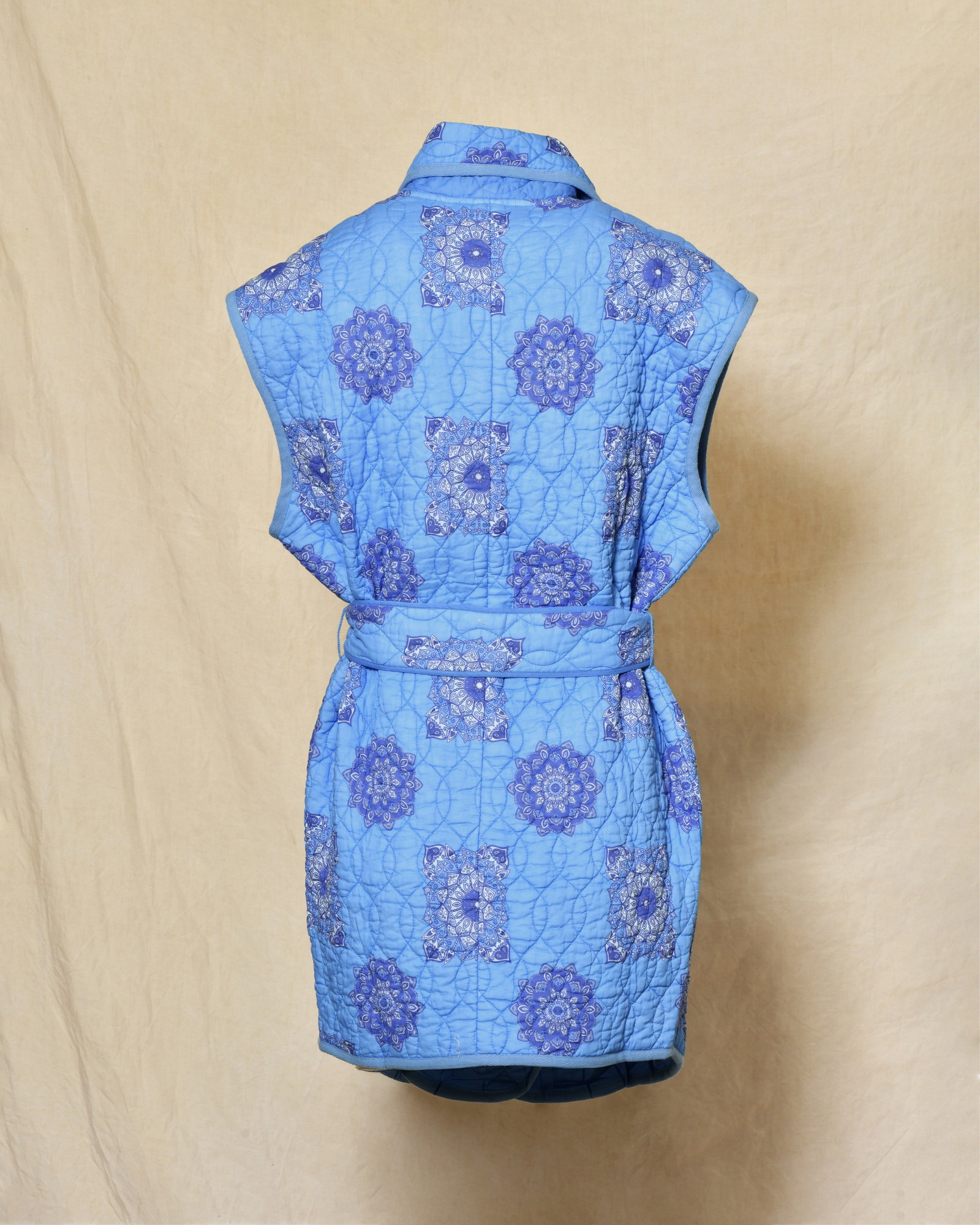 Veste sans manches matelassée bleue à motifs floral V.de.Vinster