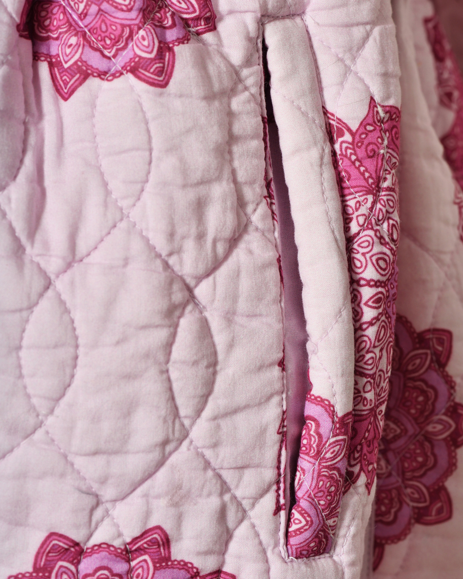 Veste sans manches matelassée rose à motifs floral V.de.Vinster