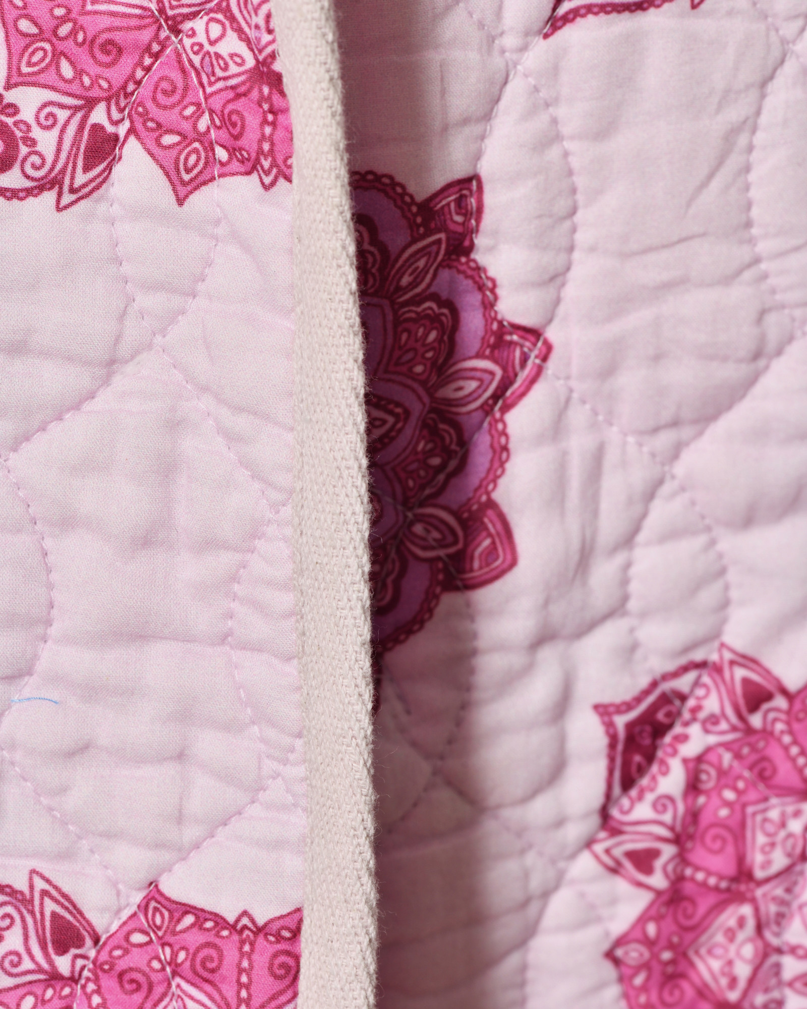 Veste sans manches matelassée rose à motifs floral V.de.Vinster