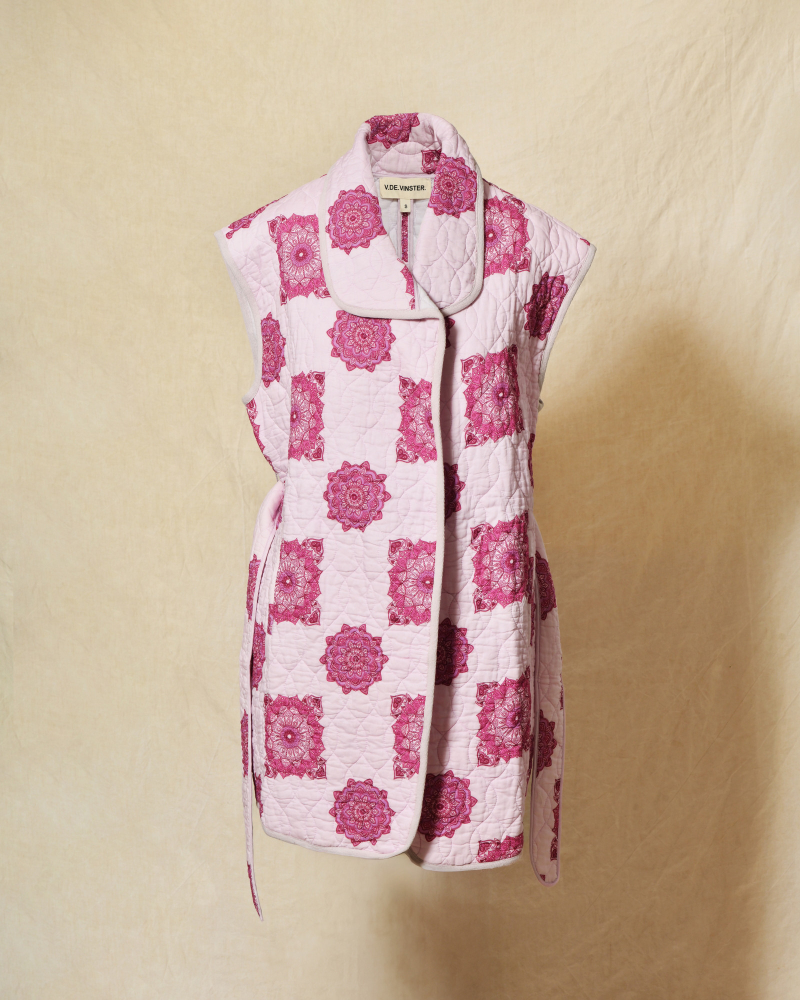 Veste sans manches matelassée rose à motifs floral V.de.Vinster