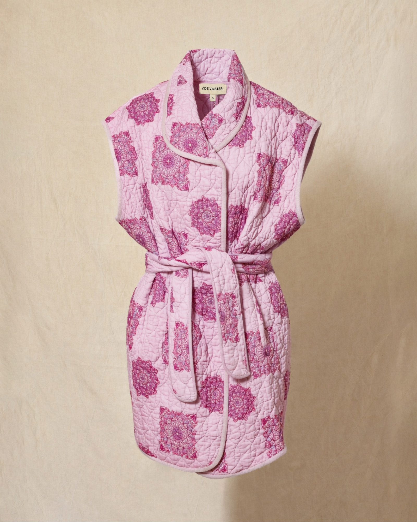 Veste sans manches matelassée rose à motifs floral V.de.Vinster