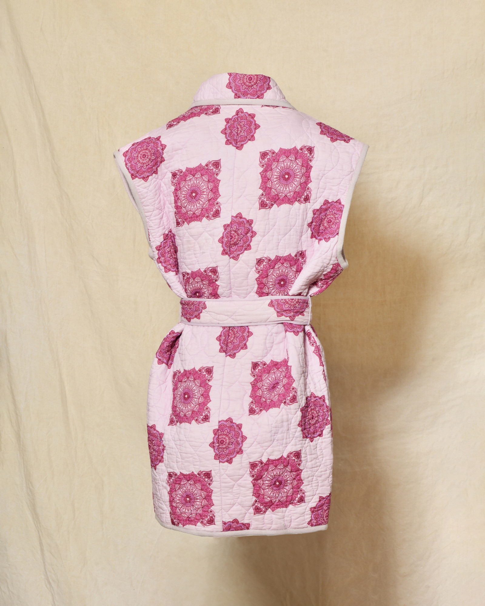 Veste sans manches matelassée rose à motifs floral V.de.Vinster