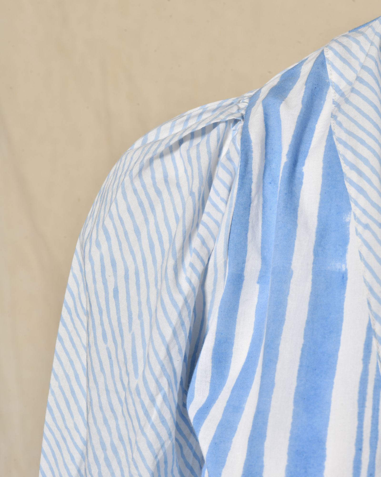 Chemisier à rayures bleues et manches bouffantes V.de.Vinster