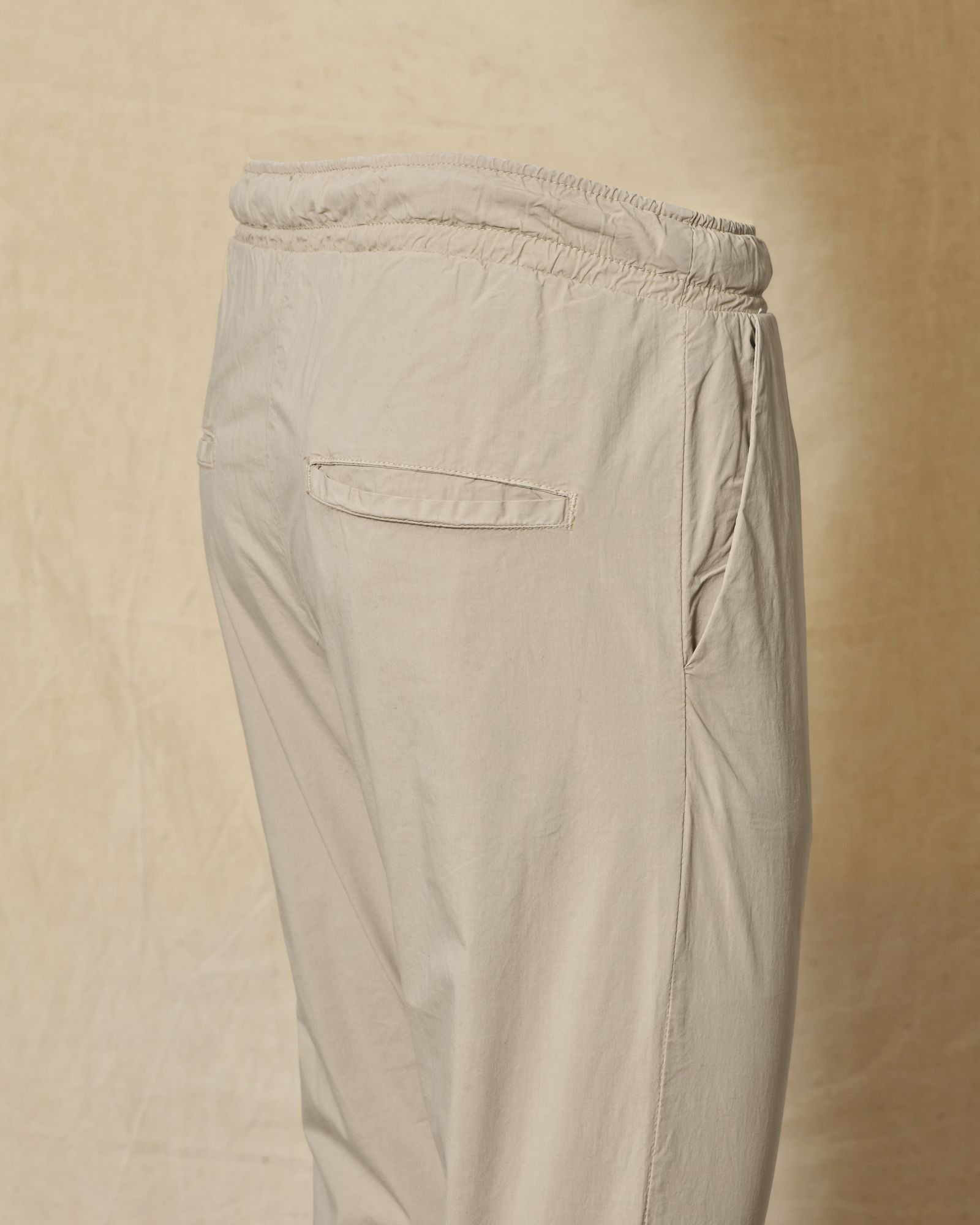 Pantalon en tissu technique beige Over-D