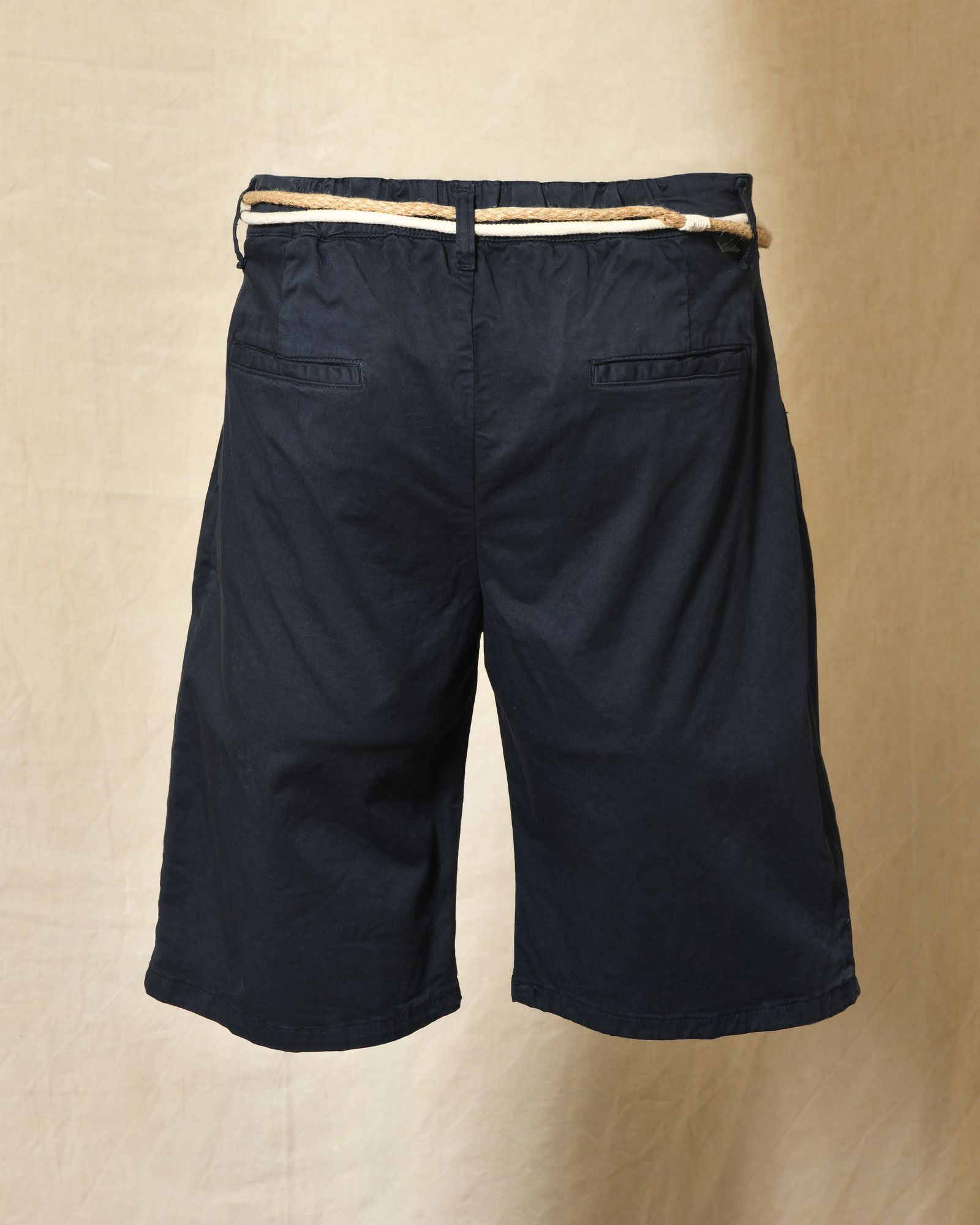 Short bleu à ceinture corde tressée et boucle bois Over-D