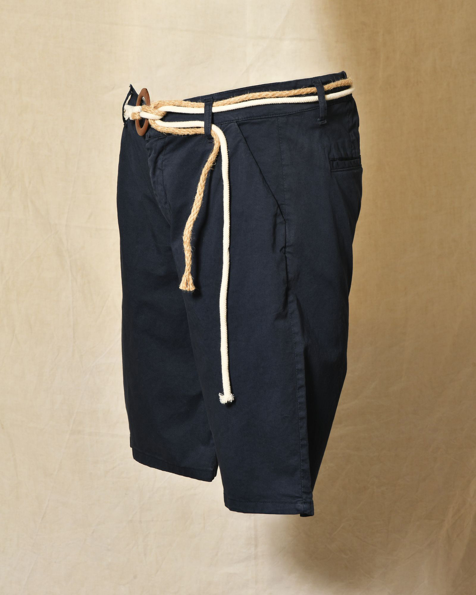 Short bleu à ceinture corde tressée et boucle bois Over-D