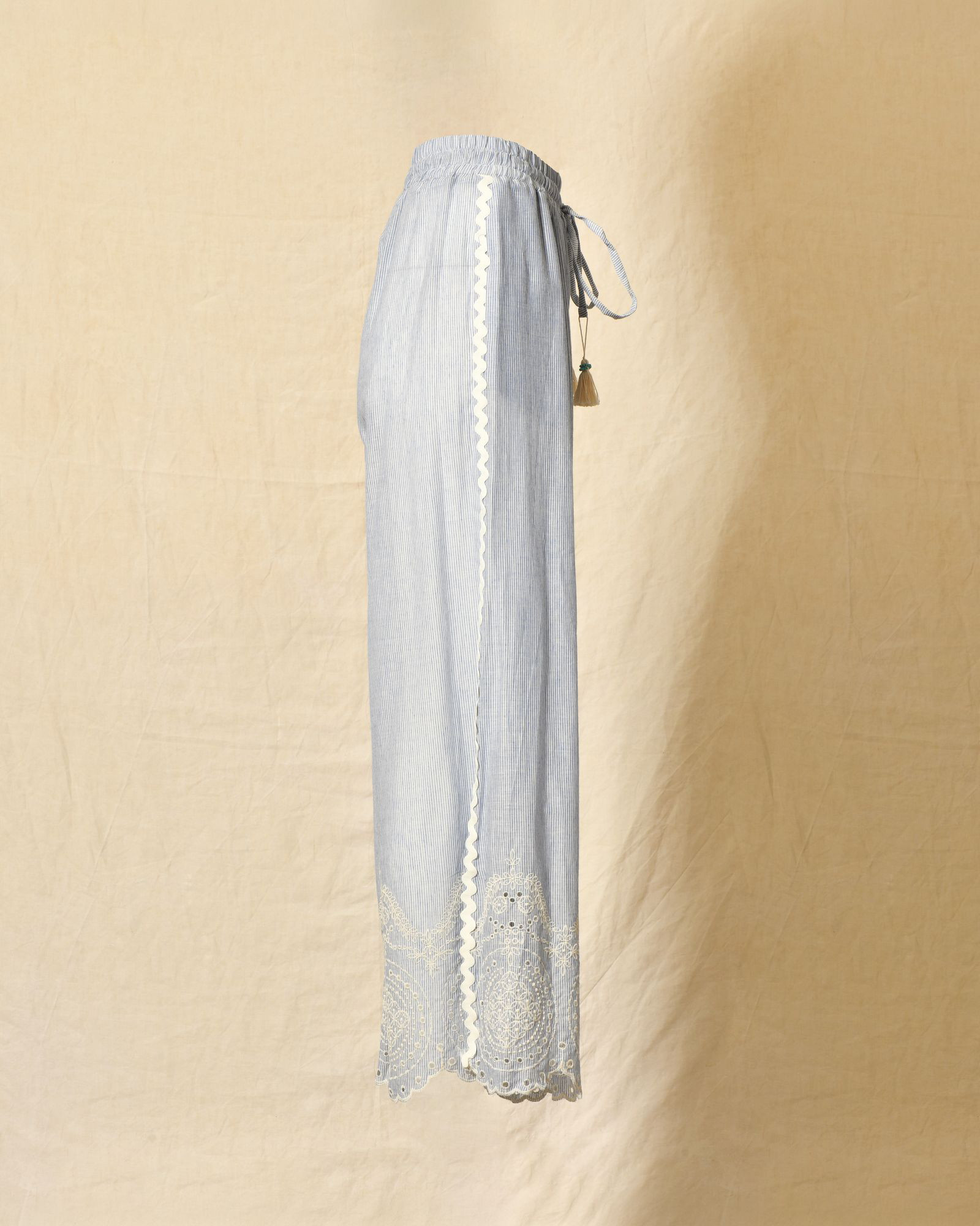 Pantalon à rayures et broderies fleuris Front Street