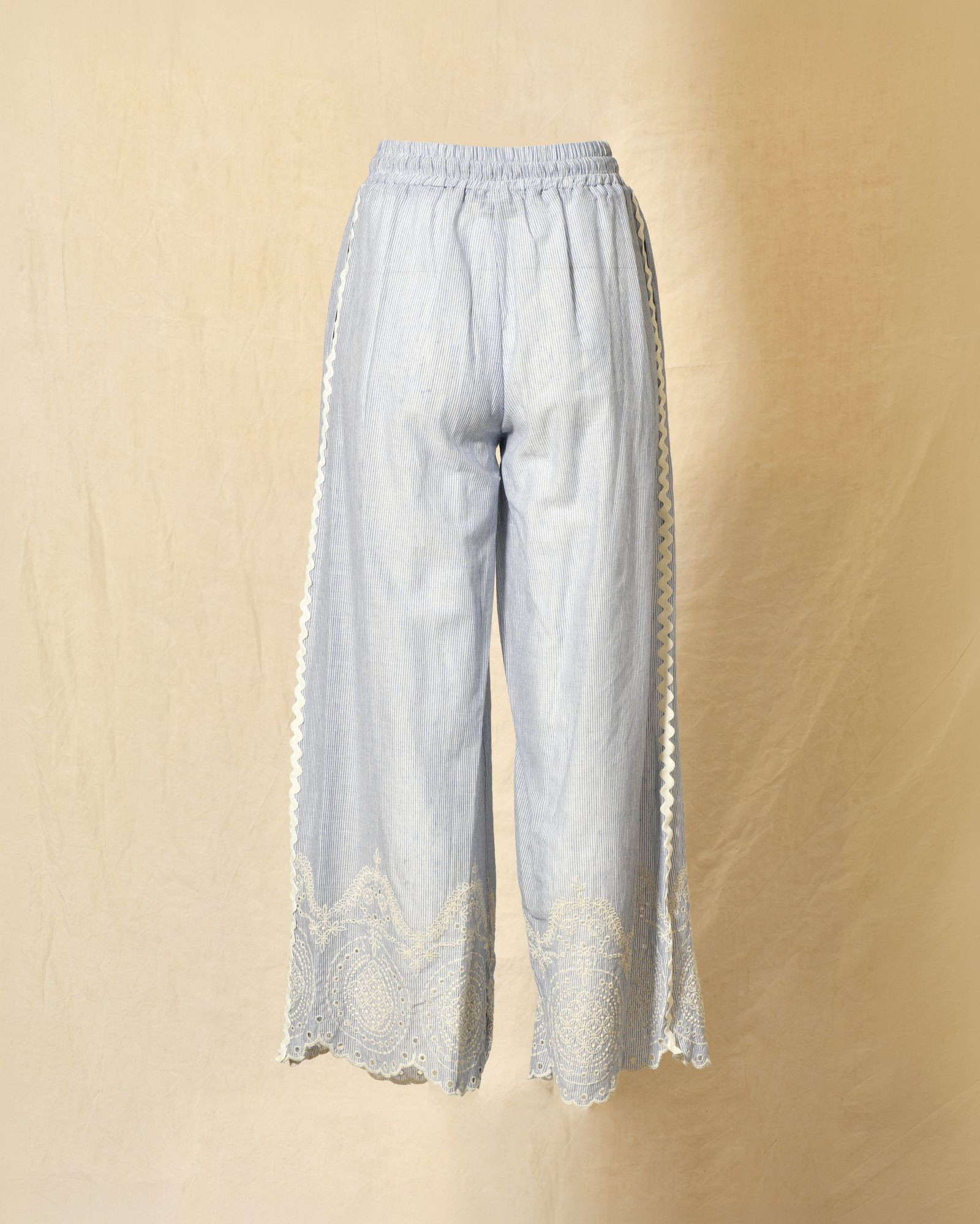 Pantalon à rayures et broderies fleuris Front Street