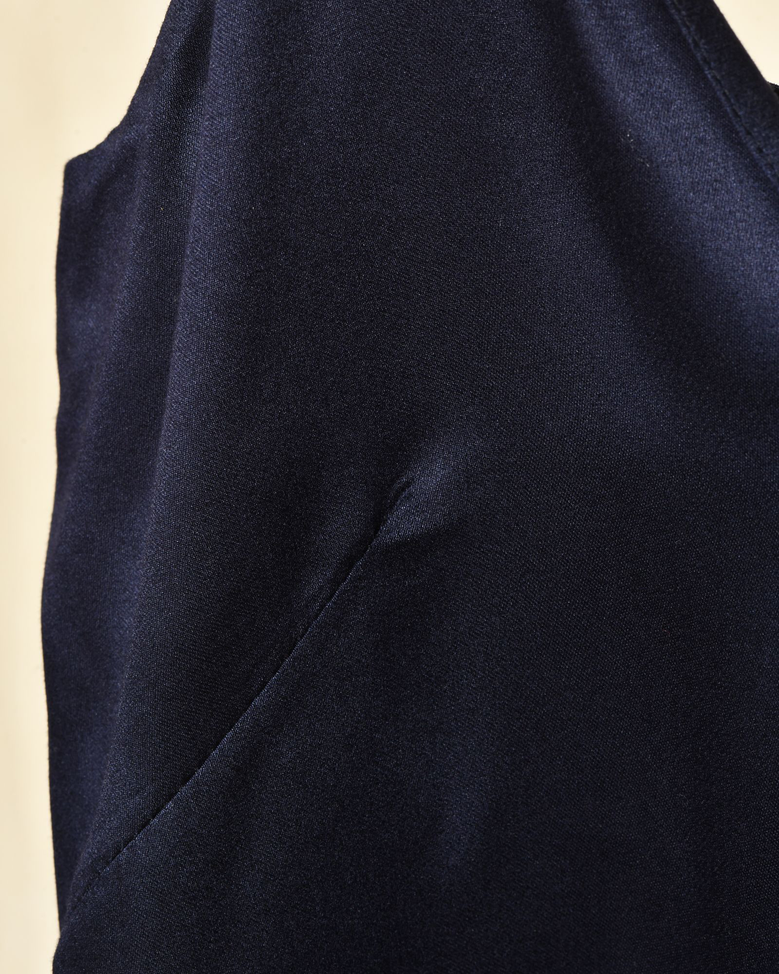 Débardeur en satin fluide bleu marine Front Street
