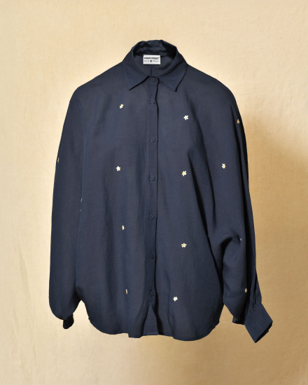 Chemise en lin bleu à broderies marguerite Front Street