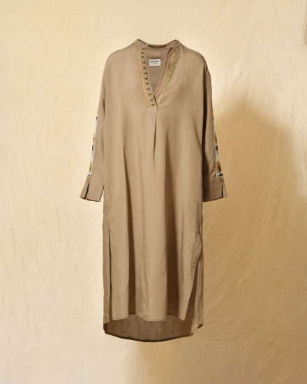 Robe longue taupe à col tunisien Front Street