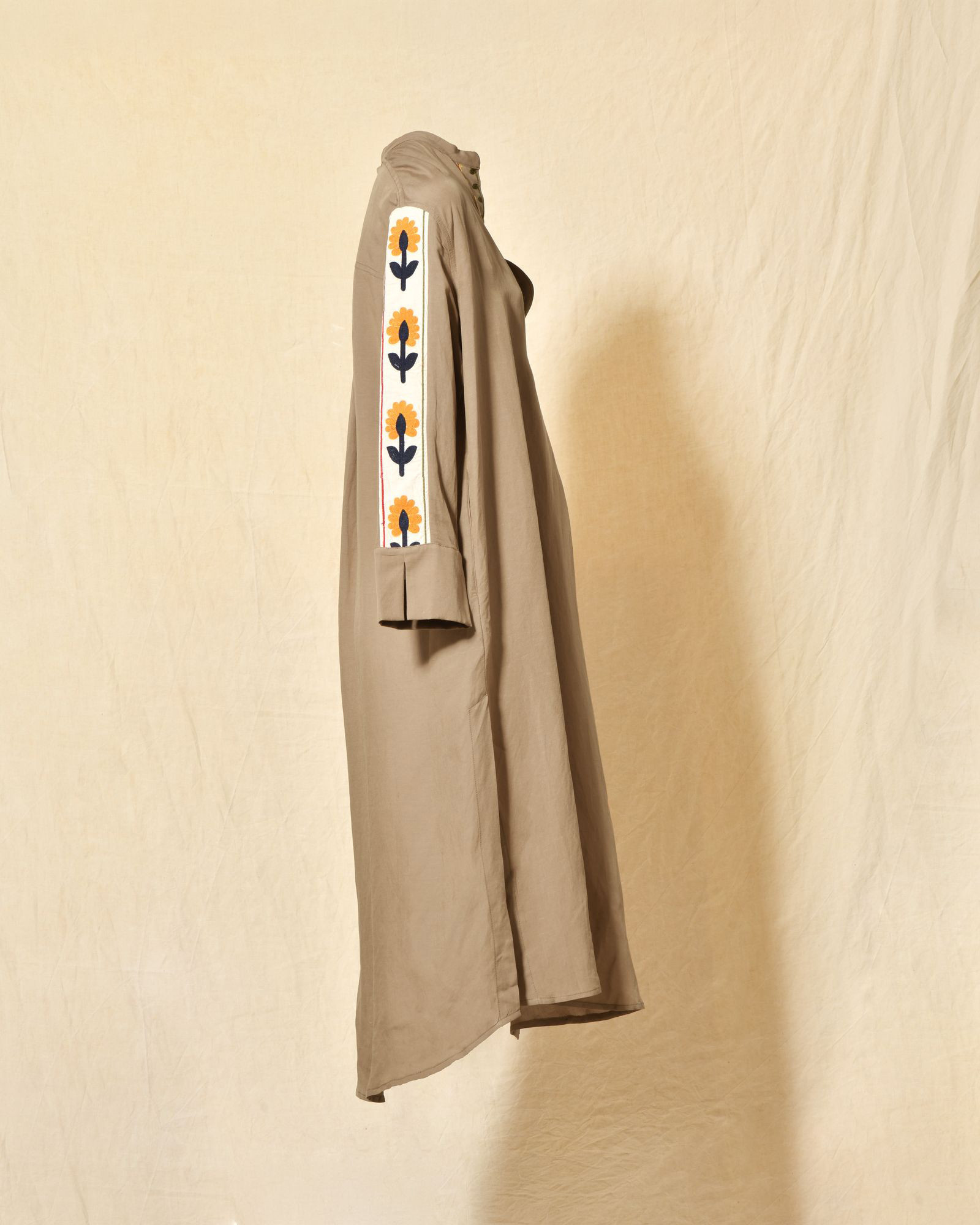 Robe longue taupe à col tunisien Front Street