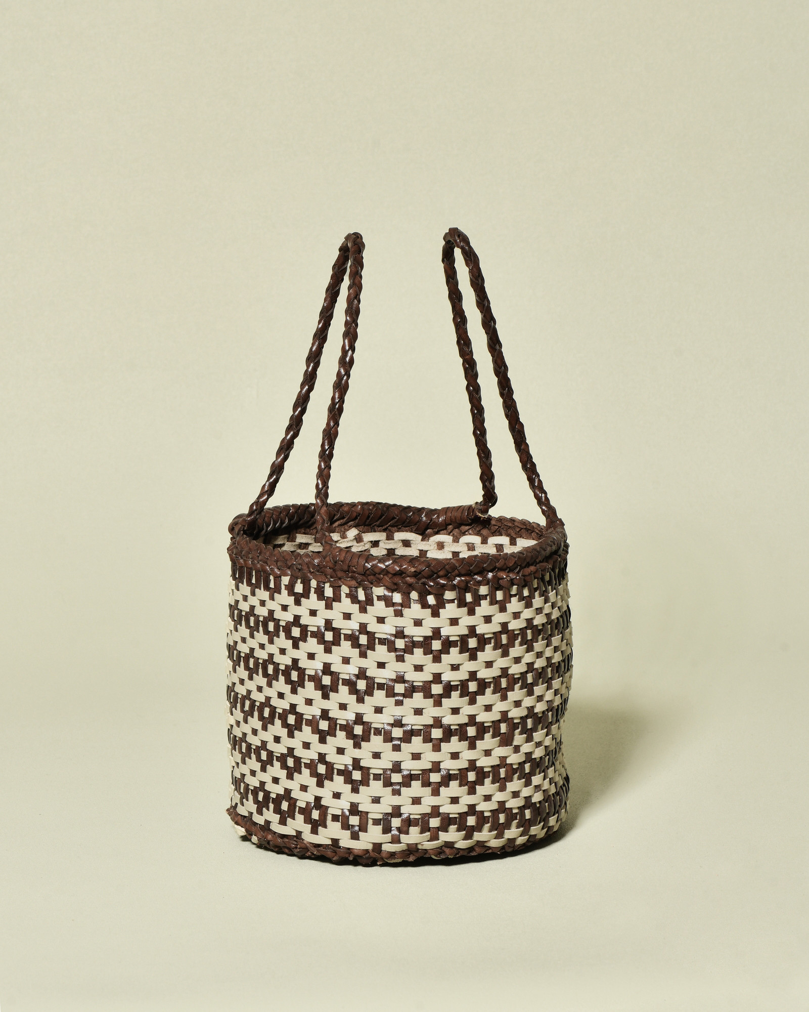 Panier tressé en cuir bicolore Dragon Diffusion