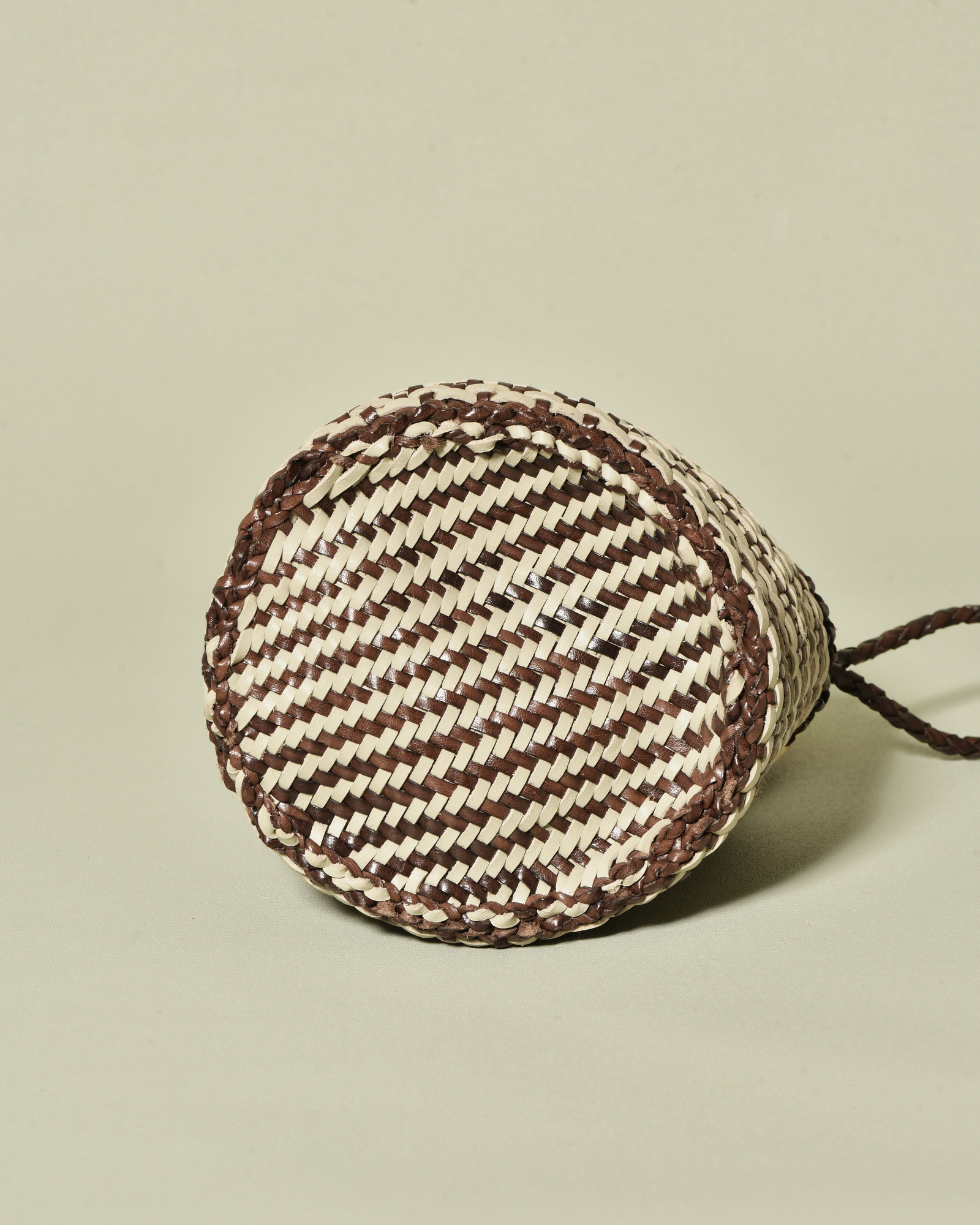 Panier tressé en cuir bicolore Dragon Diffusion