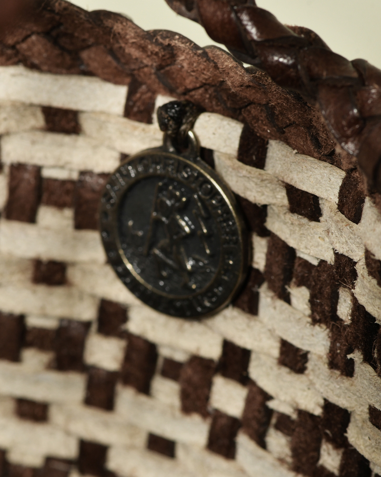 Panier tressé en cuir bicolore Dragon Diffusion
