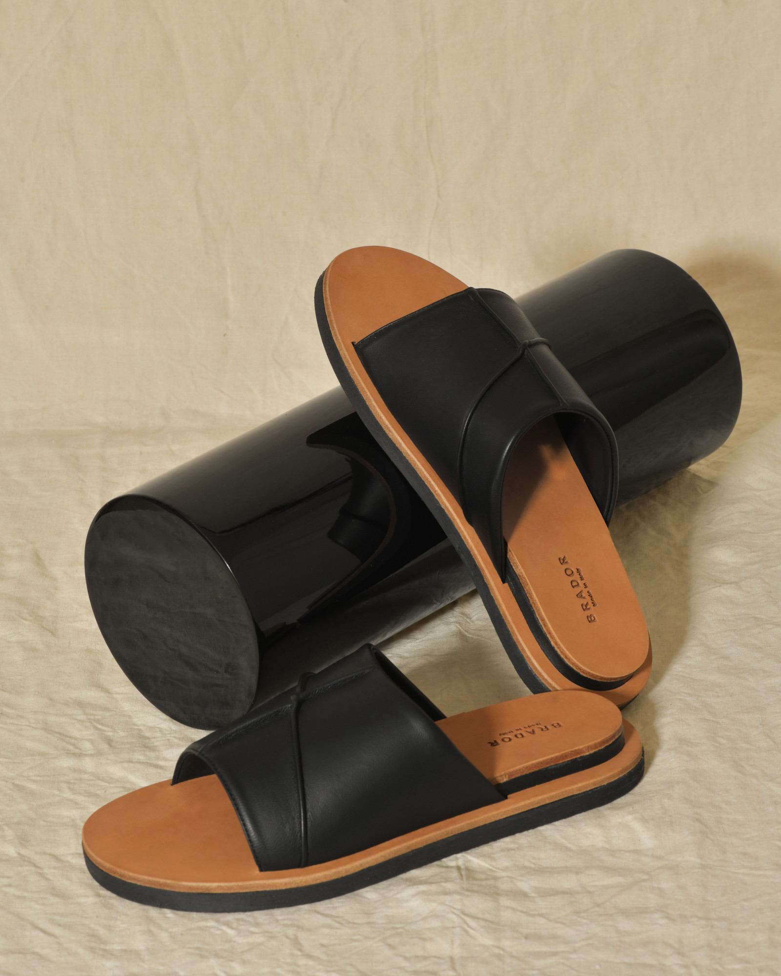 Sandales plates noires en cuir Brador