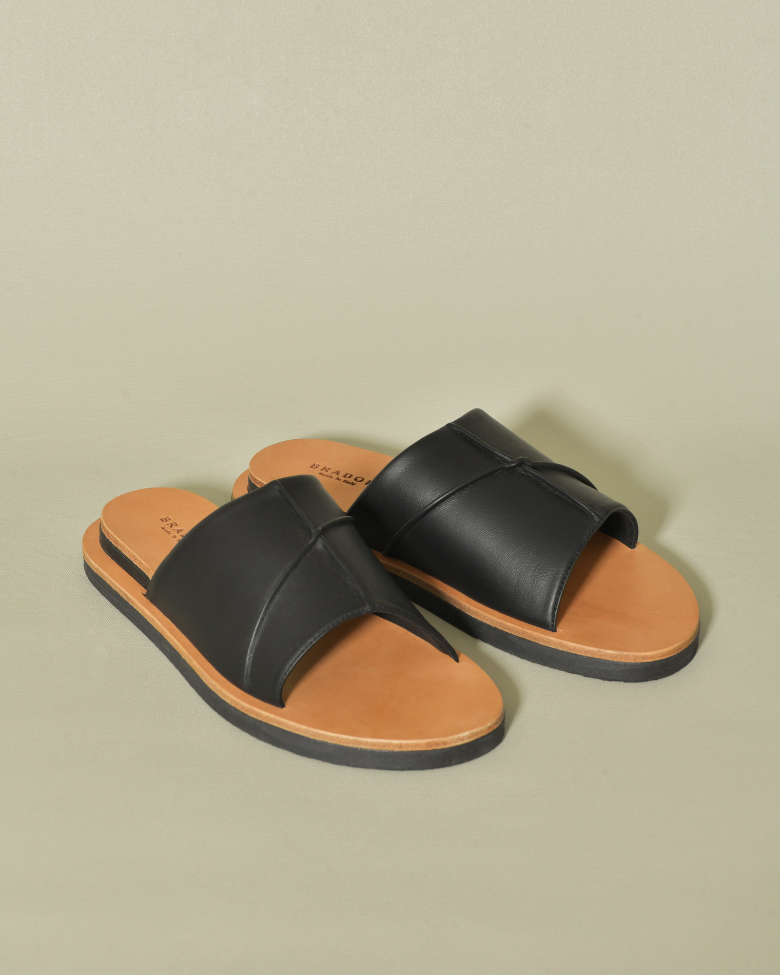 Sandales plates noires en cuir Brador