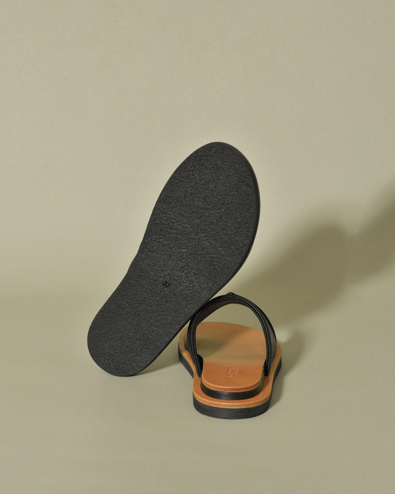 Sandales plates noires en cuir Brador