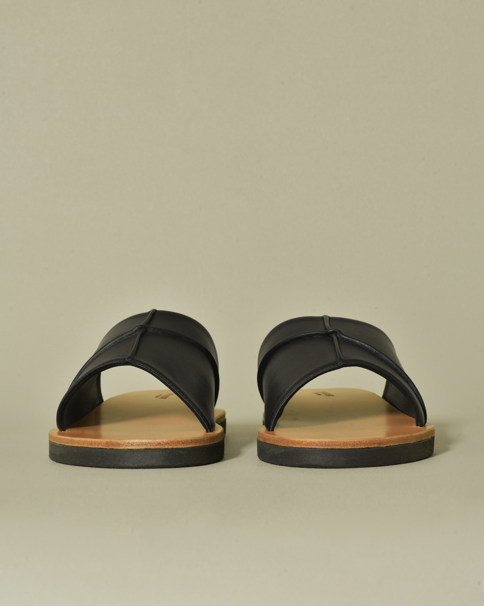 Sandales plates noires en cuir Brador